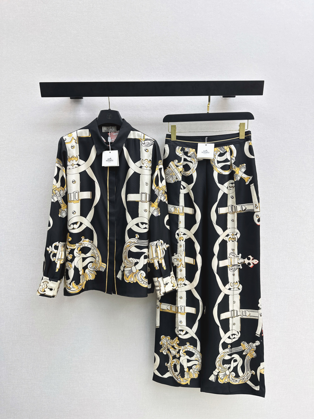 NO:687234,Her 26Ss————The latest chain-link pattern positioning printed silk shirt in early spring. The texture is 100% silk twill and has a great texture. It has a small lapel and a loose fit that is casual and generous. The perfect color matching and full positioning printing are super high-end. The version is not picky and the upper body is super slim. One color is available for sale smlxl,, shirts, real silk,19860909Her 26Ss————早春最新款链环图案定位印花真丝衬衫百分百真丝斜纹绸质感超赞 气质小翻领宽松版型随性大方 绝美配色全定位印花超高级 版型不挑人上身超显瘦 一色现货发售smlxl,,shirts,real silk,,Women's clothing