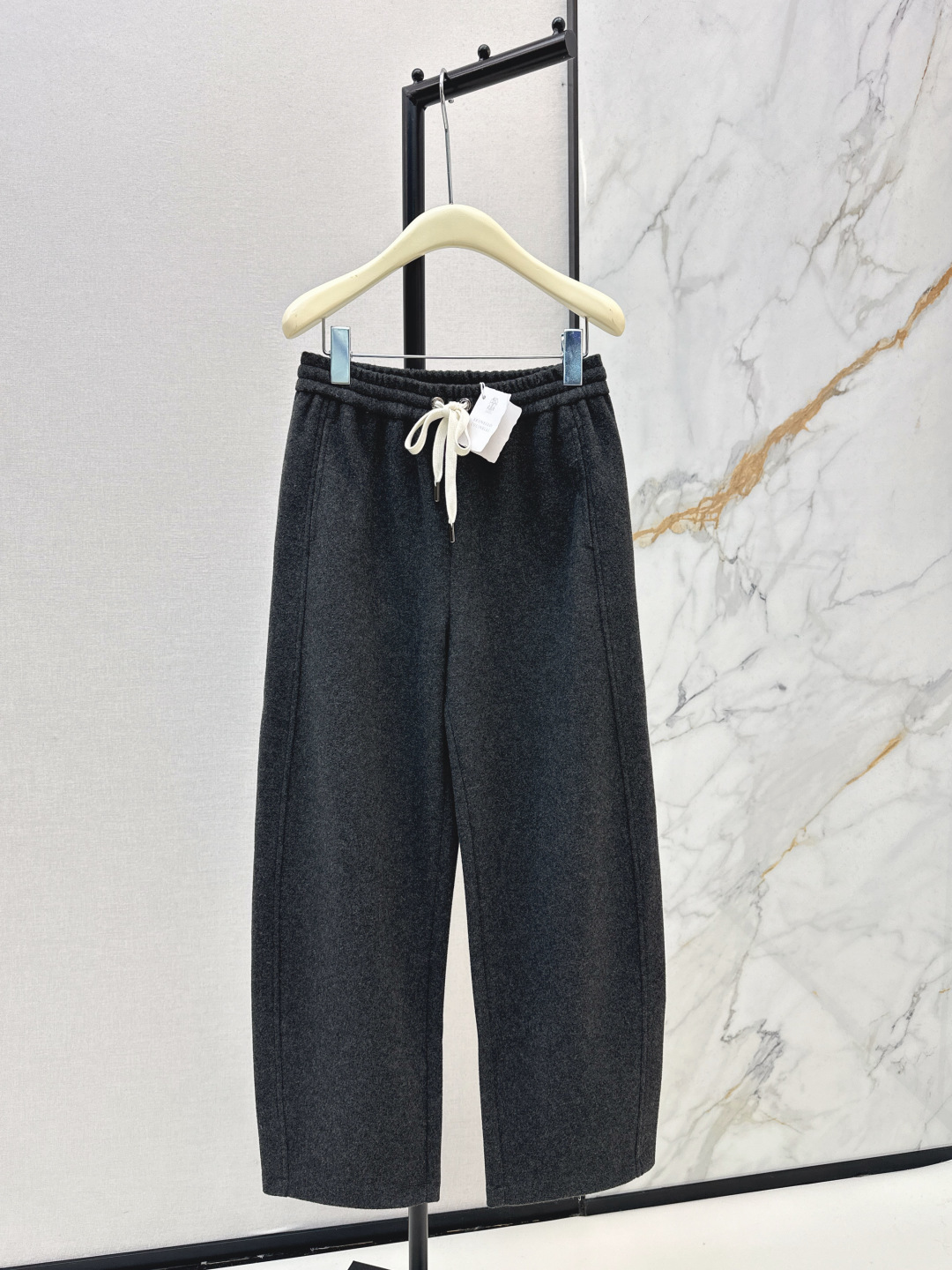 NO:687218,Exclusive model ~ Bc 26Ss————The latest high-luxury minimalist style casual suit in early spring, stand-up collar jacket + elastic waist scimitar pants. Customized composite fabric. Soft and waxy texture. The upper body can easily interpret the lazy and casual daily items. The classic version is versatile and easy to choose. Two colors are developed separately. Ready for sale sml,,jackets & coats,jackets & coats,19860909独家款～ Bc 26Ss————早春最新款高奢极简风穿搭休闲套装立领夹克外套+松紧腰弯刀裤 定制复合面料 软糯质感 上身轻松演绎慵懒随性的日常单品 经典版型百搭不挑人 两色分开发 现货发售sml,,jackets & coats,jackets & coats,,Women's clothing