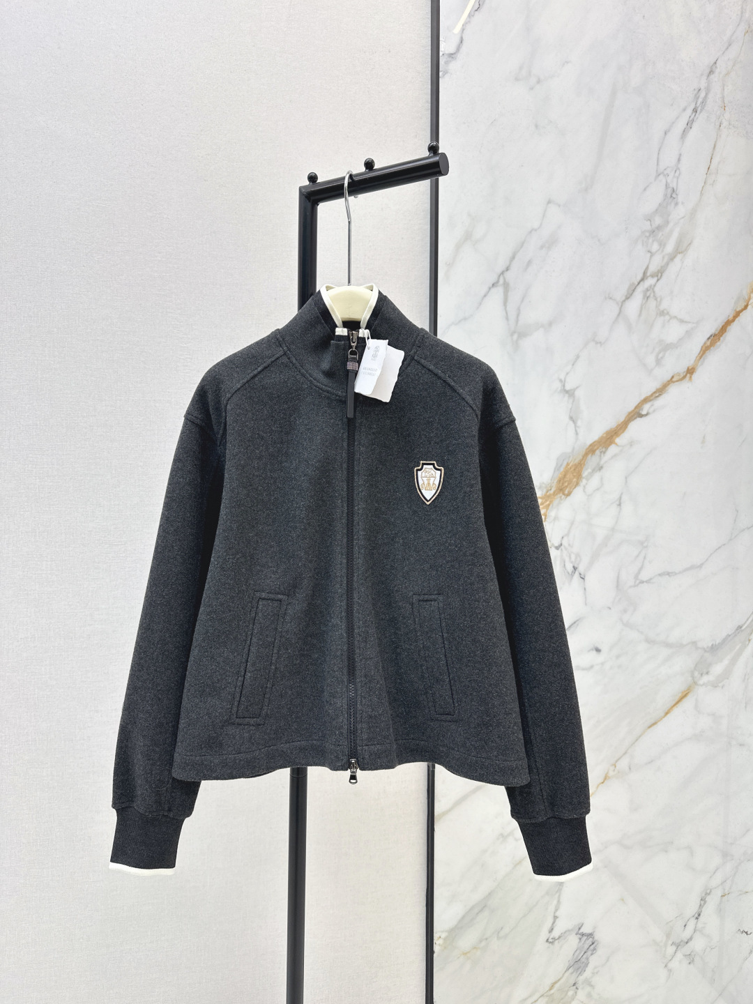 NO:687215,Exclusive model ~ Bc 26Ss————The latest high-luxury minimalist style casual suit in early spring, stand-up collar jacket + elastic waist scimitar pants. Customized composite fabric. Soft and waxy texture. The upper body can easily interpret lazy and casual daily items. The classic version is versatile and easy to choose. Two colors are developed separately. Ready for sale sml. Outside,,jackets & coats,jackets & coats,19860909独家款～ Bc 26Ss————早春最新款高奢极简风穿搭休闲套装立领夹克外套+松紧腰弯刀裤 定制复合面料 软糯质感 上身轻松演绎慵懒随性的日常单品 经典版型百搭不挑人 两色分开发 现货发售sml 外,,jackets & coats,jackets & coats,,Women's clothing