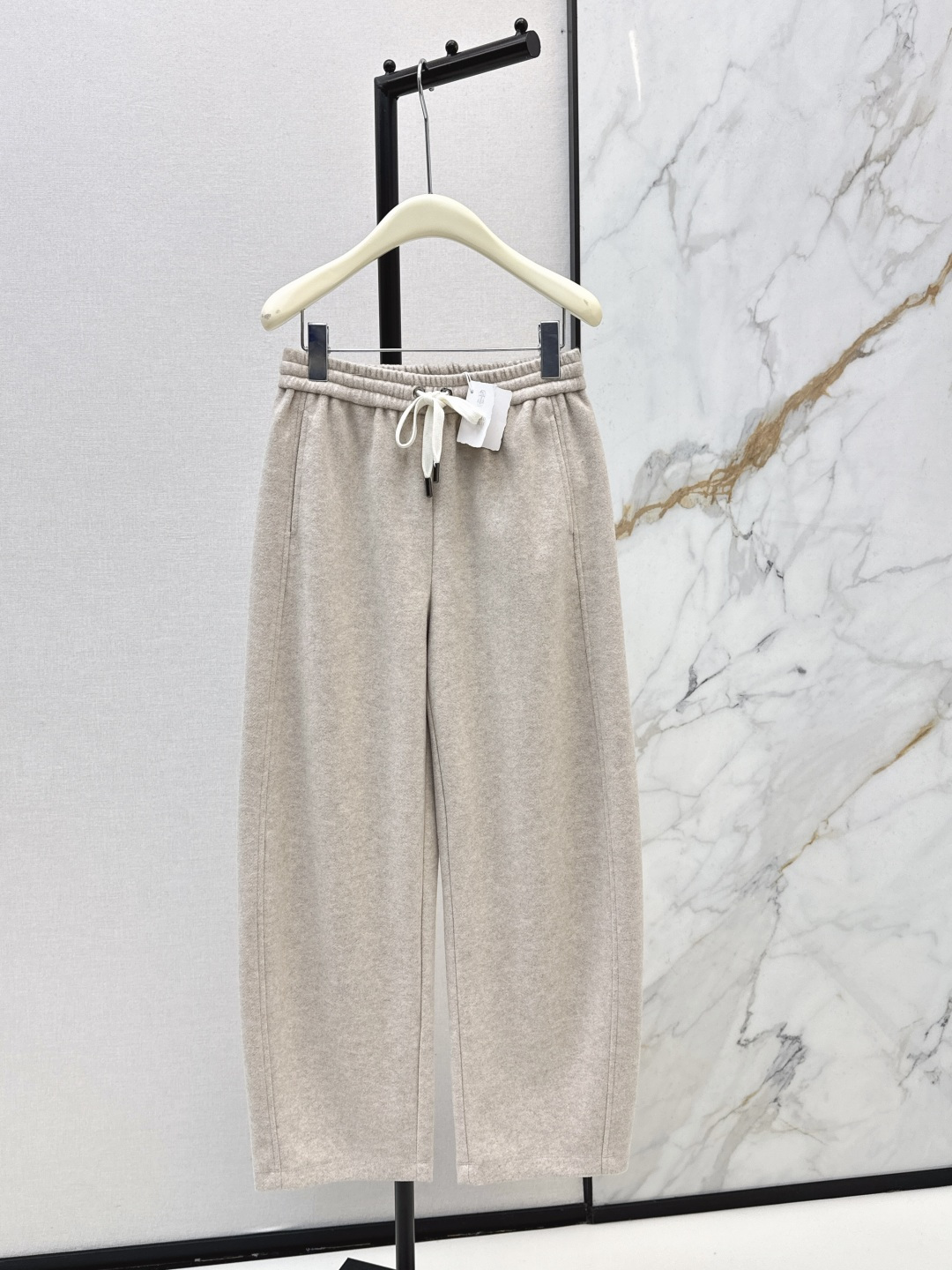 NO:687575,Exclusive model ~ Bc 26Ss————The latest high-luxury minimalist style casual suit in early spring, stand-up collar jacket + elastic waist scimitar pants. Customized composite fabric. Soft and waxy texture. The upper body can easily interpret the lazy and casual daily items. The classic version is versatile and easy to choose. Two colors are developed separately. Ready for sale sml,,jackets & coats,jackets & coats,19860909独家款～ Bc 26Ss————早春最新款高奢极简风穿搭休闲套装立领夹克外套+松紧腰弯刀裤 定制复合面料 软糯质感 上身轻松演绎慵懒随性的日常单品 经典版型百搭不挑人 两色分开发 现货发售sml,,jackets & coats,jackets & coats,,Women's clothing