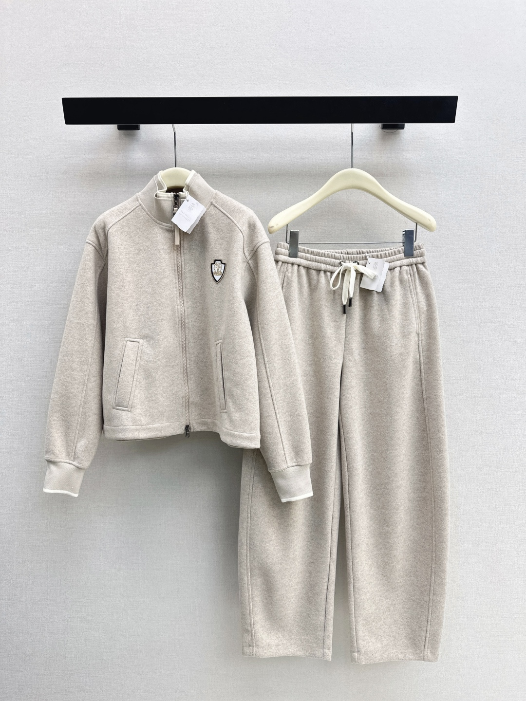 NO:687574,Exclusive model ~ Bc 26Ss————The latest high-luxury minimalist style casual suit in early spring, stand-up collar jacket + elastic waist scimitar pants. Customized composite fabric. Soft and waxy texture. The upper body can easily interpret lazy and casual daily items. The classic version is versatile and easy to choose. Two colors are developed separately. Ready for sale sml. Outside,,jackets & coats,jackets & coats,19860909独家款～ Bc 26Ss————早春最新款高奢极简风穿搭休闲套装立领夹克外套+松紧腰弯刀裤 定制复合面料 软糯质感 上身轻松演绎慵懒随性的日常单品 经典版型百搭不挑人 两色分开发 现货发售sml 外,,jackets & coats,jackets & coats,,Women's clothing