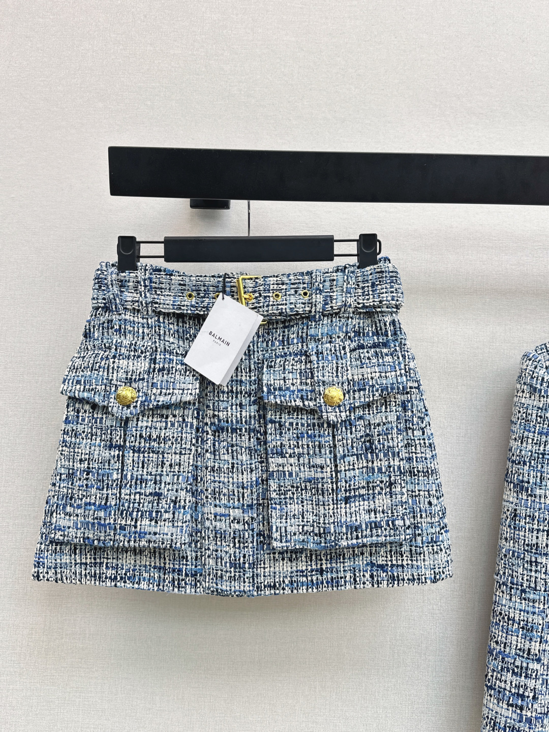 NO:687569,Bal 26Ss————The latest blue woven short skirt for early spring. The woven fabric developed by yb. Top-quality texture. The belt is tied with large pockets and embellished with metal buckles. The design is modern and handsome. The versatile item is fashionable and advanced. The three-dimensional tailoring and hip-covering version make the upper body slimmer and taller. One color ready for sale sml,,skirts,19860909Bal 26Ss————早春最新款蓝色系编织短半裙 yb开发的编织面料 顶配质感 系腰带大口袋金属扣点缀设计摩登帅气 百搭单品时髦又高级 立体剪裁包臀版型上身显瘦显高挑 一色现货发售sml,,skirts,,Women's clothing