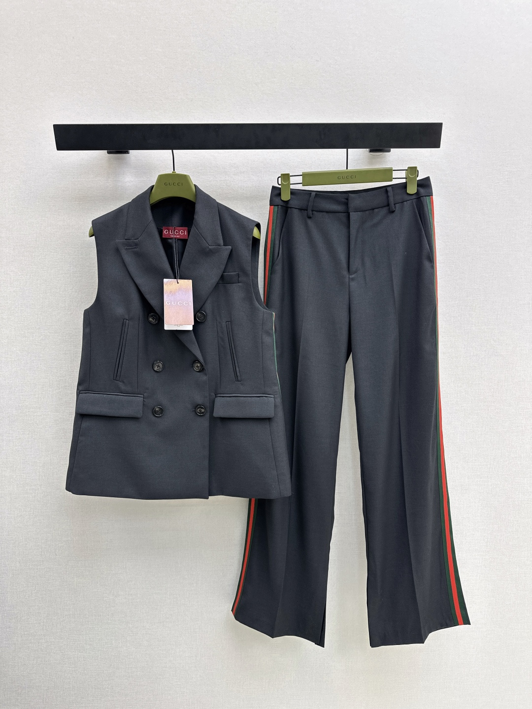 NO:687561,Gu 26Ss - the latest style in early spring, double-breasted striped decorative suit vest + trousers, classic suit lapel + double-breasted design, full of details, classic striped decoration on both sides to enhance the sense of hierarchy, mid-length tailoring, looks great with shirts, dresses or high-waisted pants, capable and elegant, can be switched as you like, can be worn outside or alone in spring and autumn, can easily cope with various occasions, one set is available in one color, smlxl,, skirts, shirts, business suit,19860909Gu 26Ss————早春最新款双排扣条纹装饰西装马甲 +西裤 经典西装翻领+双排扣设计 细节感满满 两侧经典条纹装饰提升层次感 中长款剪裁 搭配衬衫、连衣裙或高腰裤都很出彩 干练优雅随心切换 春秋季节外搭或单穿都很OK 轻松应对多种场合 一套出 一色现货发售smlxl,,skirts,shirts,business suit,,Women's clothing