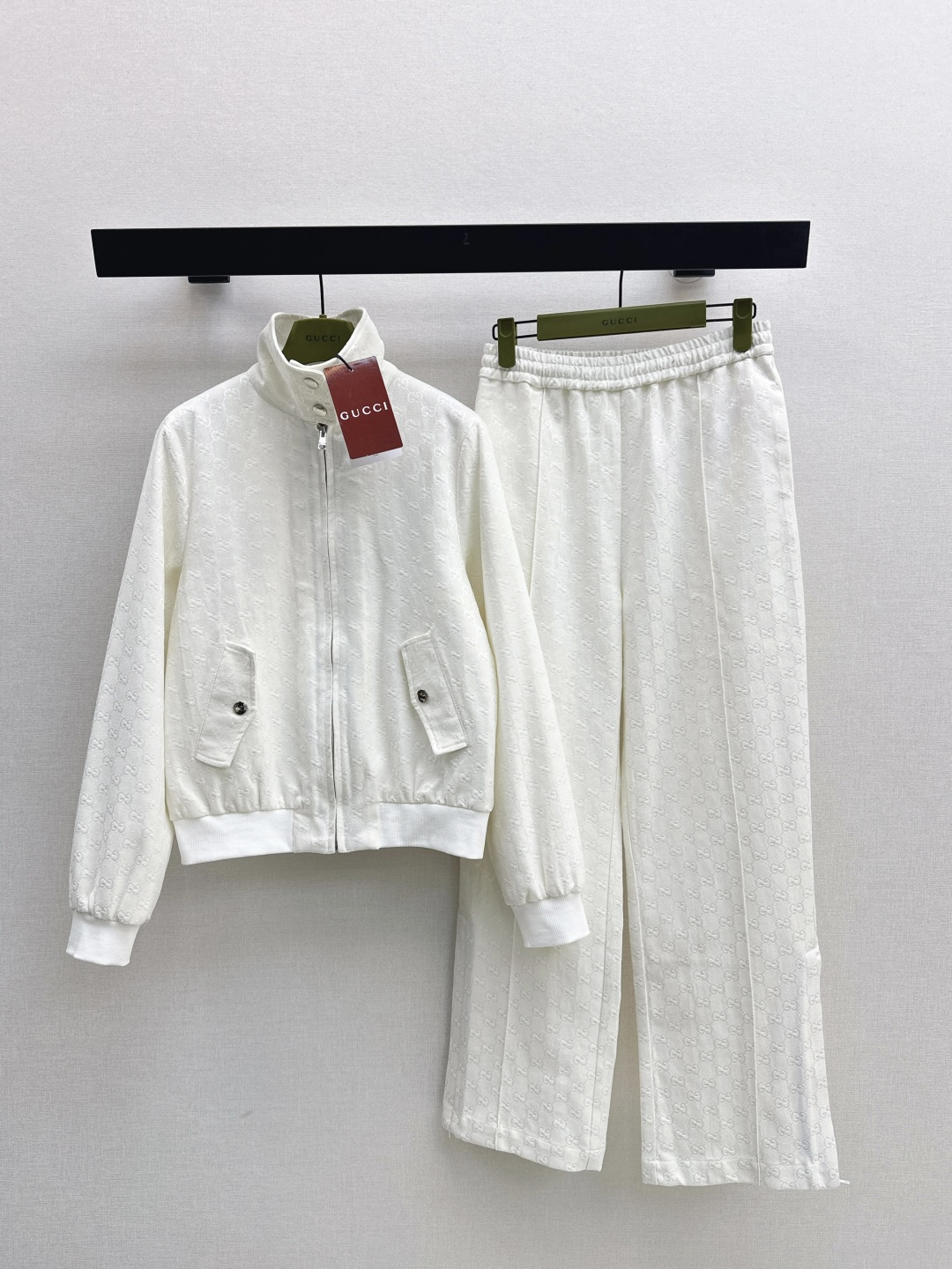 NO:687560,Gu 26Ss - the latest early spring white double G jacquard stand collar zipper jacket + straight pants, simple design + delicate texture, perfect texture!  The stand-up collar is windproof. The classic stripe decoration inside the zipper is very convenient to open and close. The snap-button pocket decoration on both sides is practical and good-looking. It is just right for spring and autumn. It can be easily used for commuting or leisure. It is super versatile when paired with the wide-leg pants of the same series. It is easy to get a clean and neat style. One set is available. smlxl,,jackets & coats,jackets & coats,19860909Gu 26Ss————早春最新款白色双G提花立领拉链夹克外套+直筒裤 简约设计+细腻纹理 质感满分！立领防风 里面经典条纹装饰拉链开合超方便 两侧按扣口袋装饰实用又好看 春秋季节穿刚刚好~无论通勤还是休闲都能轻松驾驭 搭配同系列阔腿裤超百搭 轻松get干净利落穿搭风格 一套出 一色现货发售smlxl,,jackets & coats,jackets & coats,,Women's clothing