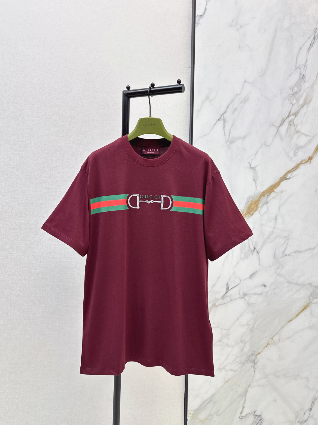 NO:687559,Gu 26Ss————The latest early spring limited-edition burgundy short-sleeved T-shirt for the Year of the Horse, classic red and green stripes + horsebit embroidery, retro and recognizable, high-quality cotton material, comfortable and breathable to wear, easy to wear in daily life or festivals, perfect for New Year or animal year!  The loose fit upper body is versatile and easy to match. It looks great with any combination. It is a must-have for daily leisure. The quality of the fabrics and workmanship are very good. Available in stock in one color, smlxl, T-shirt, tees, t-shirt,19860909Gu 26Ss ————早春最新款马年限定酒红色短袖T恤经典红绿条纹+马衔扣刺绣 复古又有辨识度 高品质棉料 穿着舒适透气 日常或节日都能轻松驾驭 超适合新年或本命年穿！ 宽松版型上身百搭不挑人 随便搭配就很好看 日常休闲必备 面料做工品质都很赞 一色现货发售smlxl,,T-shirt,tees，t-shirt,,Women's clothing