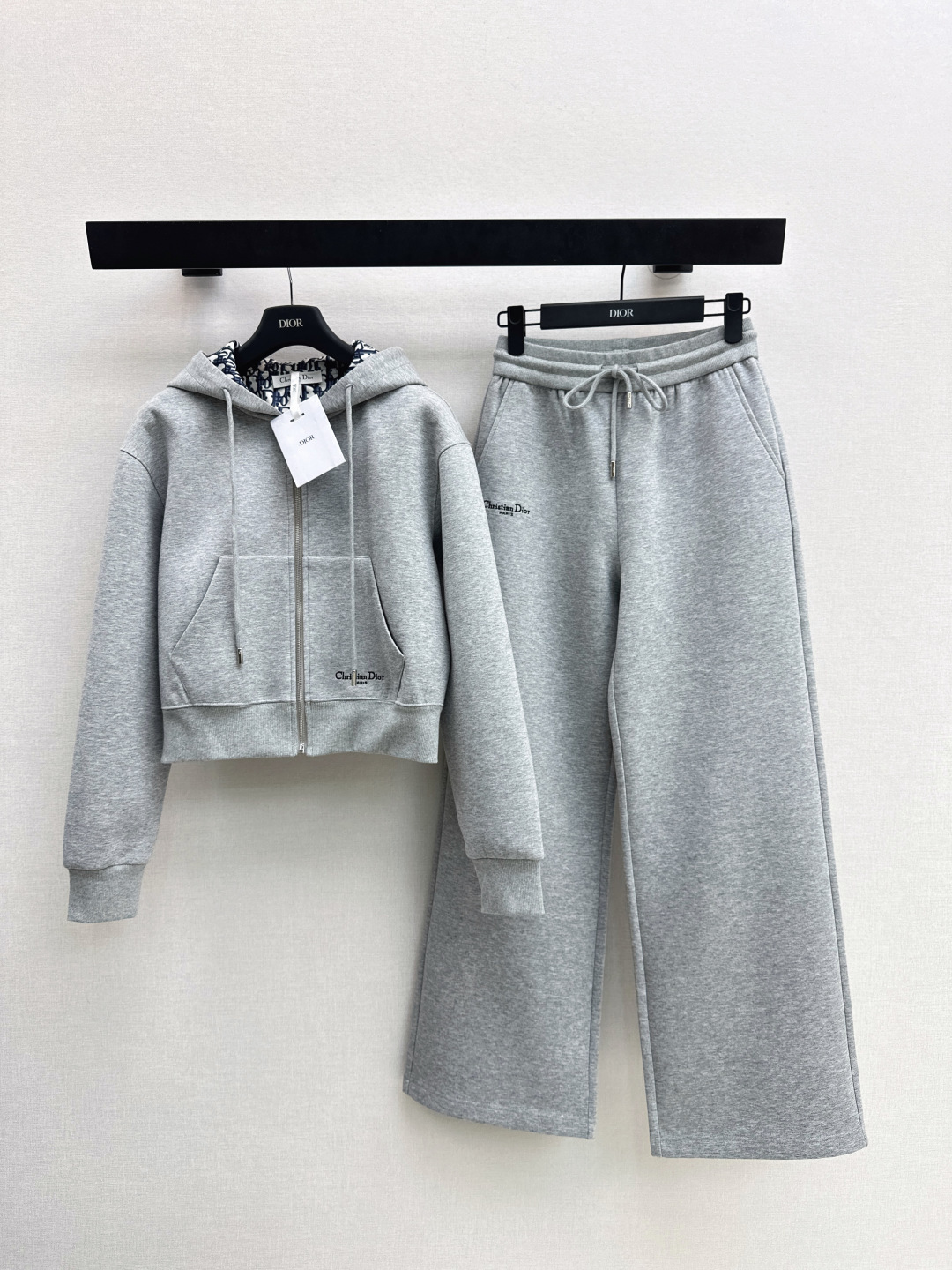 NO:687558,Fashionable Outfits CD 26Ss————The latest autumn and winter logo presbyopia lining casual suit hooded loose sweatshirt + elastic waist casual pants. Customized sweatshirt fabric. Super comfortable. Looks good in daily wear on the street. Very fashionable. Versatile and not picky. Properly slimming and hidden. One set is very elegant. One set is available. Two colors are available for sale sml, hoodie, sweatshirts, hats,19860909时髦穿搭 CD 26Ss————秋冬最新款logo老花内里休闲套装连帽宽松卫衣+松紧腰休闲裤 定制卫衣面料 超级舒适 日常出街随意穿都好看 很时髦 百搭不挑人 妥妥的显瘦藏肉 一套搭配很显气质 一套出 两色现货发售sml,,hoodie,sweatshirts,hats,,Women's clothing