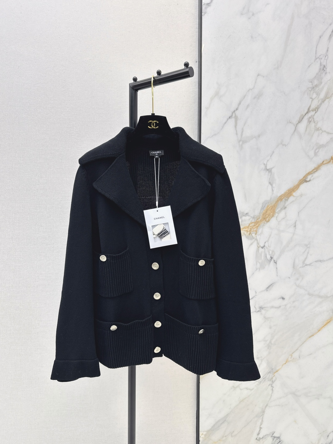 NO:687555,Coco Girl Outfits C Home 25Ss————The latest autumn and winter four-pocket decorative profile knitted cardigan. High-end black color tone and imported loom craftsmanship. Customized buttons are embellished with exquisite extra points. A must-have item for Bai Fumei~French palace style. The temperament can be sweet or salty. The classic version has a slimming upper body. One color ready for sale sml,,chanel,19860909Coco女孩穿搭 C家 25Ss————秋冬最新款四口袋装饰廓形针织开衫 黑色高级色调进口机织机工艺 定制纽扣点缀精致加分 白富美必入神器～法式宫廷风气质可甜可盐 经典版型上身巨显瘦 一色现货发售sml,,chanel,,Women's clothing