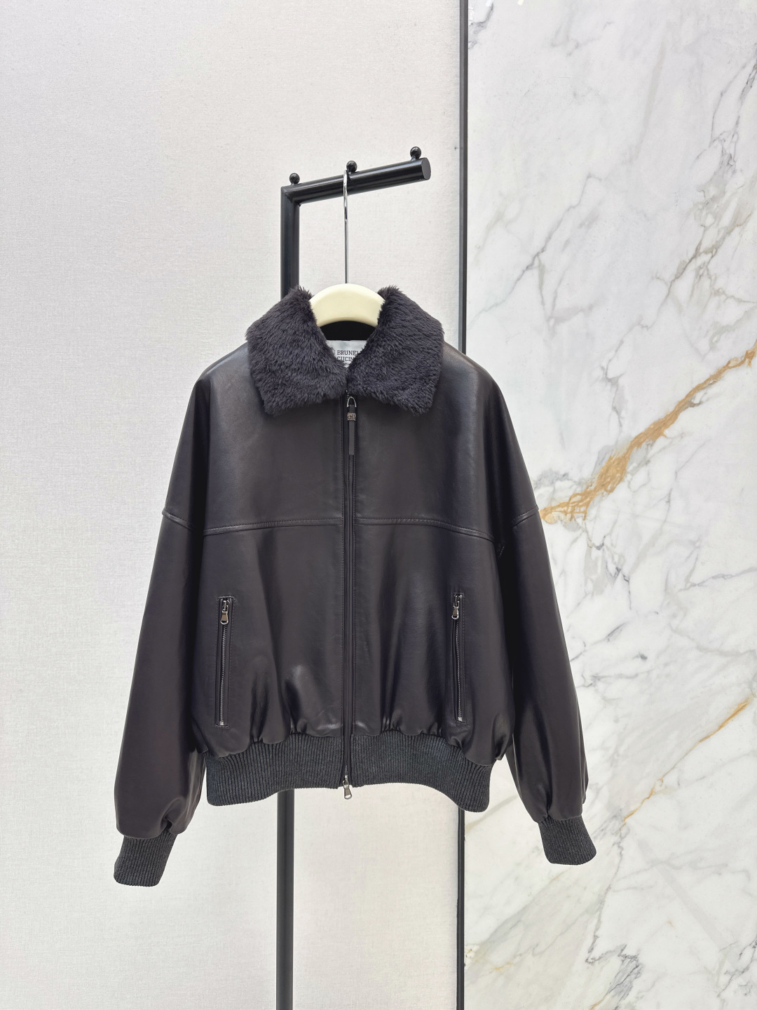 NO:687556,Equipped with a dust bag and pearls of the same model Bc 25Ss - the latest high-intelligence old-money style genuine leather cotton jacket for autumn and winter. Customized special ebony brown imported 100% lambskin fabric. A cool lapel jacket style. Detachable delicate and soft lambskin fur collar. Customized high-grade gray color rib. The classic version is fashionable and reduces age. The interior is light and comfortable with built-in heating function. Imported leather is soft and delicate.  Italian elegance and high-end feel are casual and grand. The classic version is not flattering on the upper body and is super slim. Available in one color. sml,,jackets & coats,jackets & coats,sheepskin,19860909配防尘袋朱珠同款 Bc 25Ss———秋冬最新款高智感老钱风穿搭真皮棉服夹克外套定制特乌木棕进口百分百小羊皮面料 气质飒爽的翻领夹克版型 可拆卸细腻柔软的小羊羔皮草毛领 定制高级灰配色罗纹 经典版型时髦又减龄 内里轻盈舒适自带发热保暖功能 进口皮质柔软细腻 意式优雅的高级感随性又大气 经典版型不挑人上身超显瘦 一色现货发售sml,,jackets & coats,jackets & coats,sheepskin,,Women's clothing