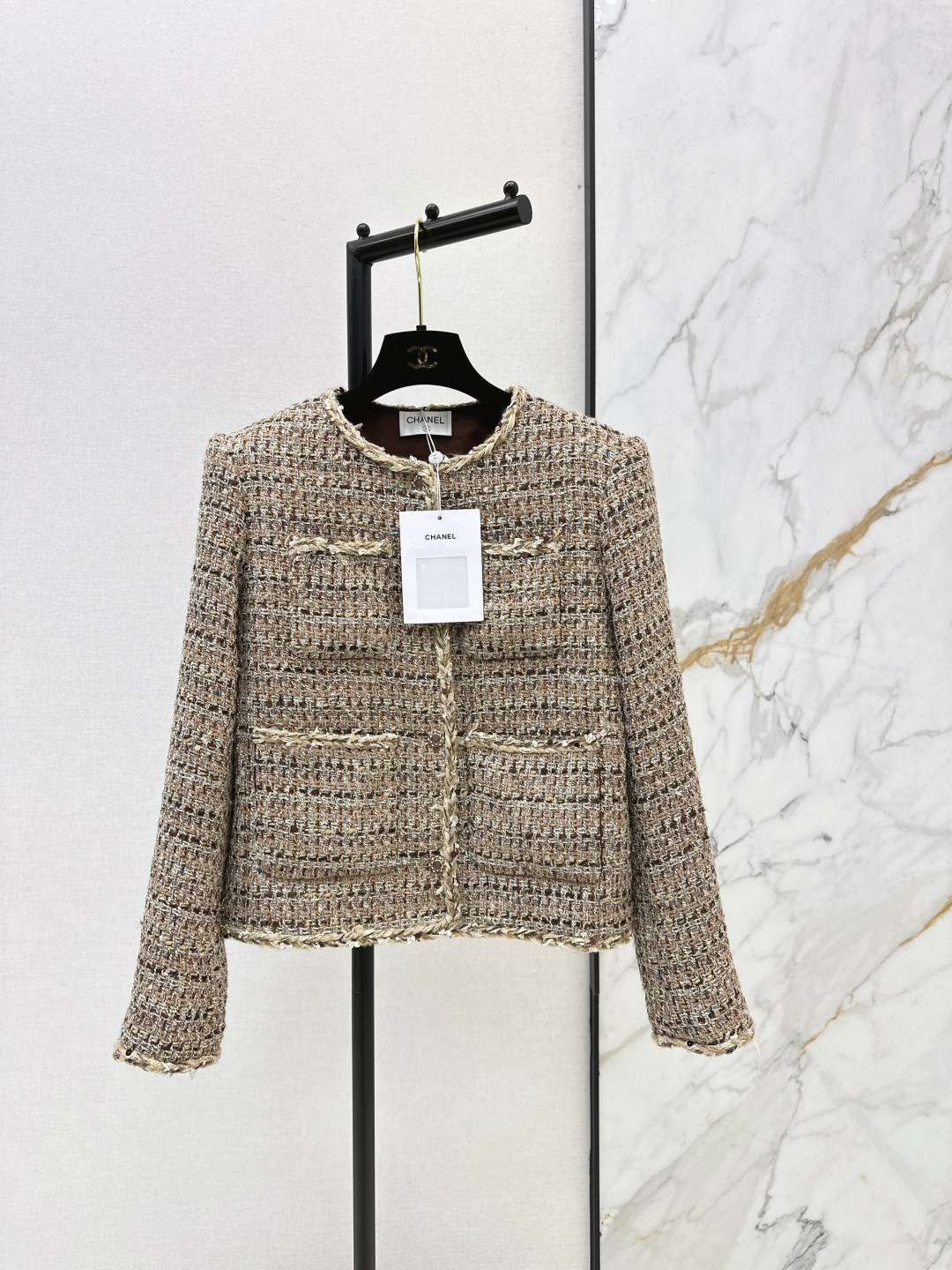 NO:687552,Exclusive model ~ C Home 26Ss - the latest short woven jacket in early spring. Heavy custom-made tweed fabric woven with a variety of yarns. Chain trim. The whole piece of clothing has a sense of weight. The upper body is elegant and elegant. Exquisite and advanced. Simple but not simple. It is elegant and slim. It is both feminine and elegant. One color ready for sale sml,, chanel, jackets & coats,19860909独家款～C家 26Ss———早春最新款小短款编织外套 重磅定制的粗呢面料 由多种纱线编织而成 链条镶边 十分重整件衣服很有份量感 上身优雅大方 精致高级 简约不简单 气质又显瘦 既有女人味也不失利落感 一色现货发售sml,,chanel,jackets & coats,,Women's clothing