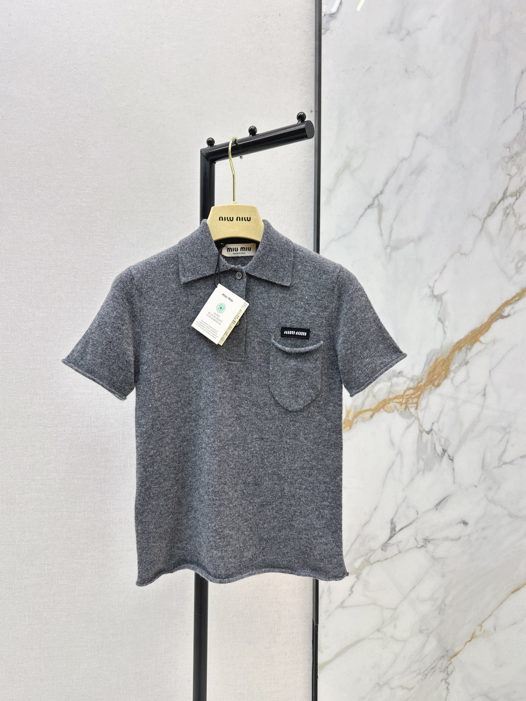 NO:693901,Miu 26Ss - the latest cashmere curled Polo short-sleeved sweater in early spring is soft and warm. It is super comfortable to wear in autumn and winter. The gray is low-key and versatile. Small chest pocket + mini logo. Perfect details. Rolled cuffs and hem design. Playful and layered. The short cut highlights the waistline. It goes great with high-waisted pants or skirts! Easy to control whether commuting or leisure. One color ready for sale sml,, miumiu, skirts, T-shirt,19860909Miu 26Ss———早春最新款羊绒卷边Polo短袖针织衫柔软又保暖 秋冬穿超舒服 灰色低调百搭 胸口小口袋+迷你徽标 细节满分 卷边袖口和下摆设计 俏皮又有层次感 短款剪裁凸显腰线 搭高腰裤或裙子都很赞!无论通勤还是休闲 轻松驾驭 一色现货发售sml,,miumiu,skirts,T-shirt,,Women's clothing