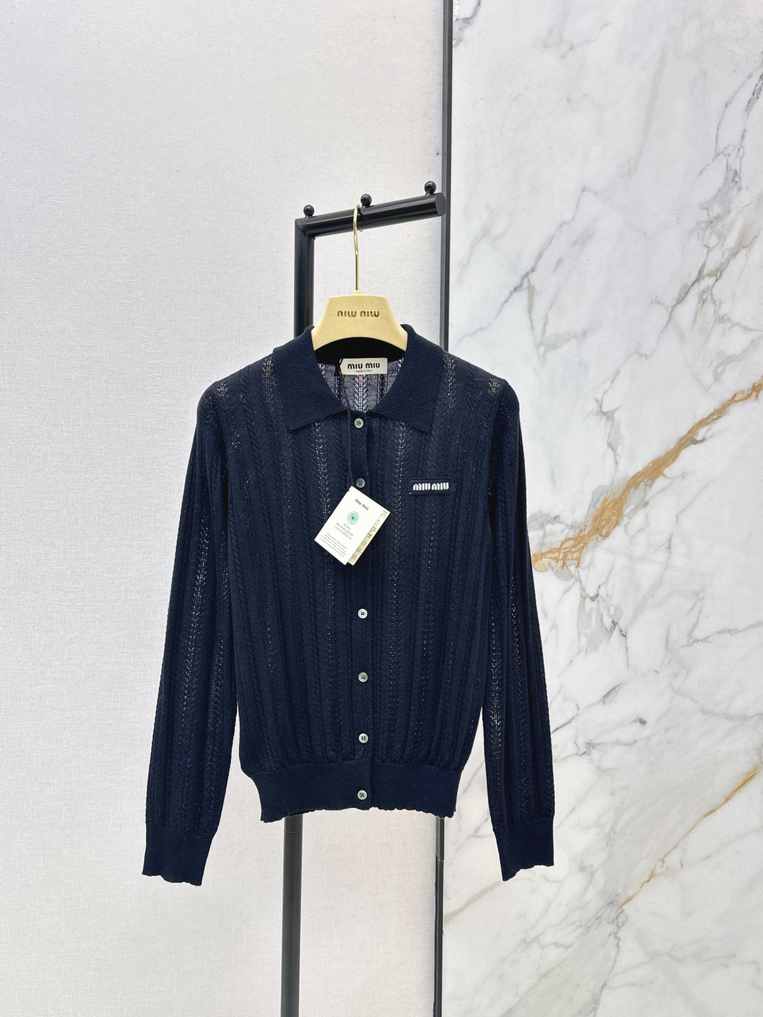 NO:693898,Miu 26Ss————The latest cashmere knitted cardigan with letter logo lapel in early spring is made of fine cashmere blended fabric. The small logo on the chest is the finishing detail. It has a lazy and soft fufu atmosphere. One color is available for sale at sml,,miumiu,19860909Miu 26Ss————早春最新款字母徽标翻领羊绒针织开衫精选细支羊绒混纺面料 胸口的小标是点睛细节 慵懒的软fufu氛围单品 一色现货发售sml,,miumiu,,Women's clothing