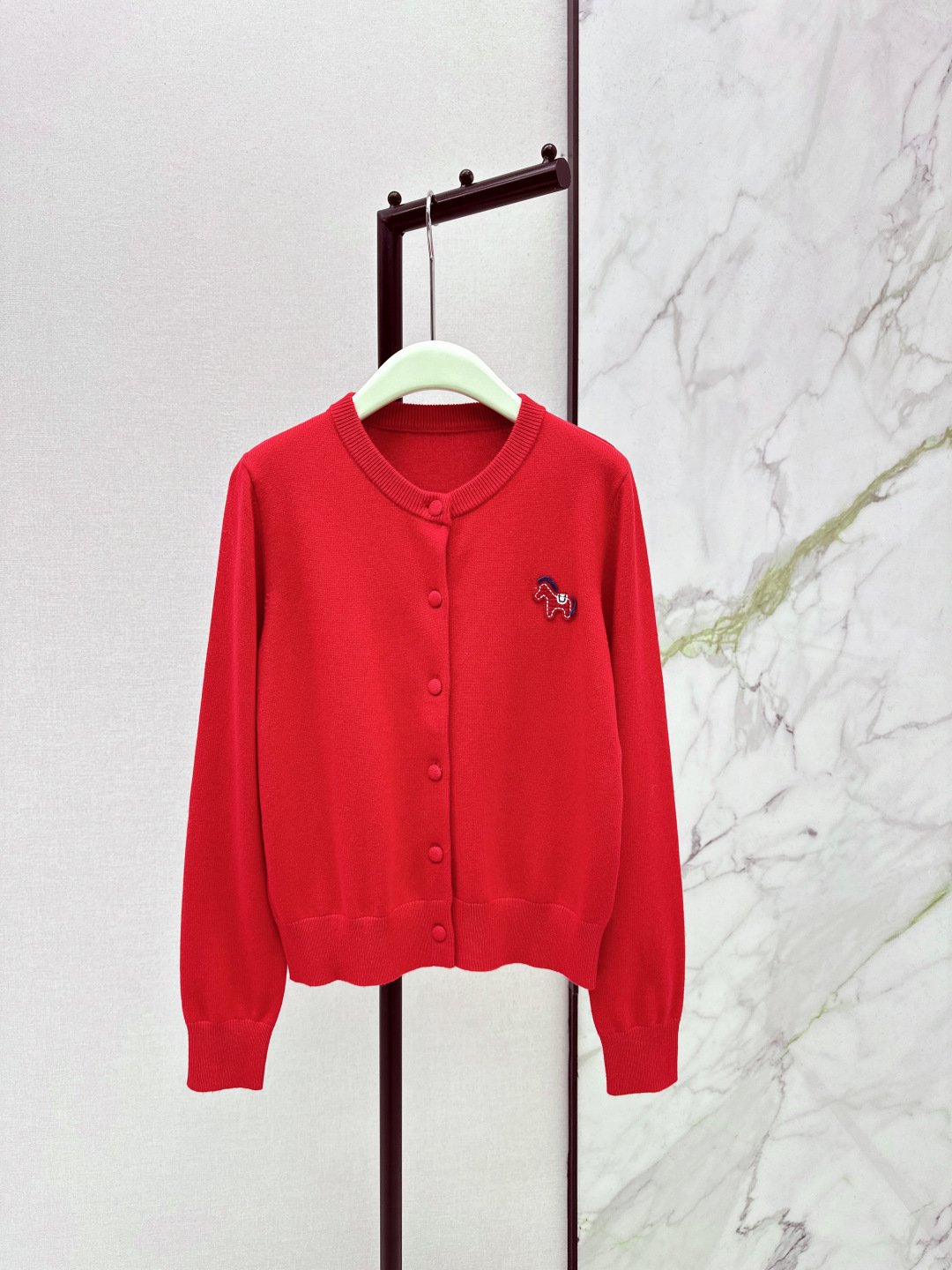 NO:693894,ER 26Ss————The latest long-term wear in early spring, New Year's limited series round neck cardigan, round neck cashmere cardigan, classic positioning pony embroidery design, classic version, high-end and fashionable, 100% pure cashmere texture is awesome, lazy style design, age-reducing and gentle, high-end dyeing yarn, autumn and winter temperament single product, classic version, versatile and slim, highly recommended for personal use,,19860909ER 26Ss————早春最新款长期主义穿搭马到成功新年限定系列圆领开衫圆领羊绒开衫 经典定位小马刺绣设计经典版型高级又时髦 百分百纯羊绒质感超赞 懒散风设计减龄温柔 高级定染纱线 秋冬气质单品 经典版型百搭又显瘦 强烈推荐自留款,,,Women's clothing