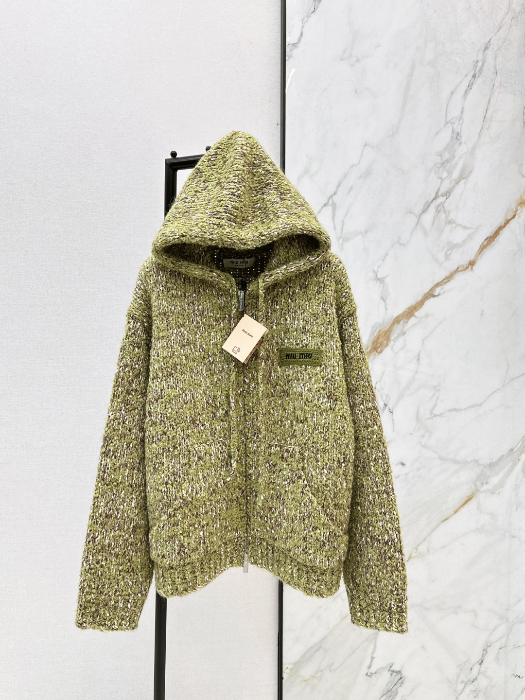 NO:693879,Miu 26Ss————The latest wool hooded zipper jacket for early spring. Selected wool knitted fabric. Decorated with brand logo embroidery. Adjustable drawstring hood design. Dropped shoulder design. Zipper closure. Ribbed cuffs and hem. Stretch version. Recommended to buy. Custom dyed yarn. Real high-end and texture. One color ready for sale. sml,,miumiu,jackets & coats,hats,19860909Miu 26Ss————早春最新款羊毛连帽拉链外套 甄选羊毛针织面料 饰有品牌标识刺绣 可调节抽绳连帽 设计 落肩设计 拉链开合 罗纹袖口和下摆 弹力版型 推荐入手 定染的纱线 实物高级有质感 一色现货发售sml,,miumiu,jackets & coats,hats,,Women's clothing