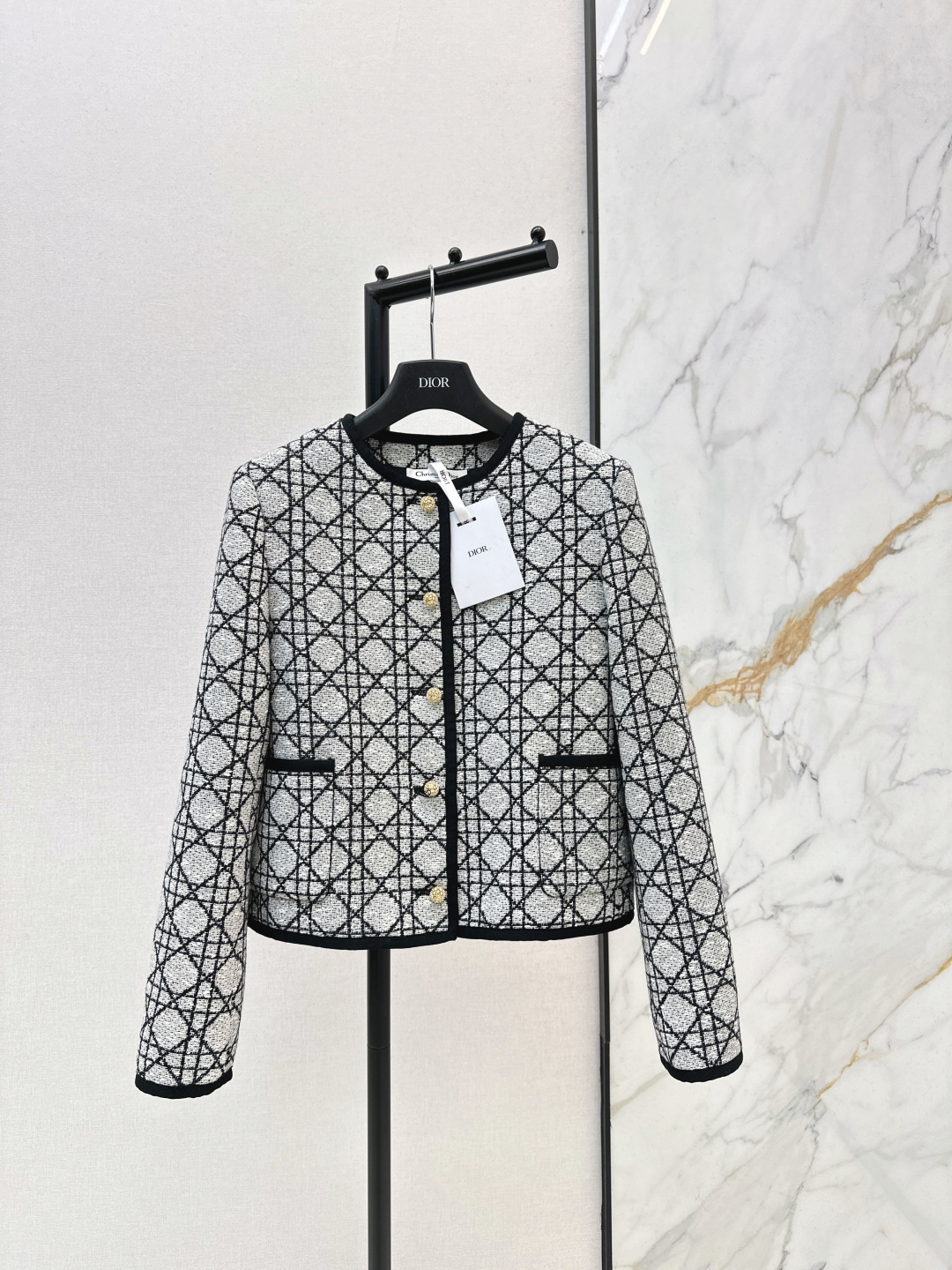 NO:693870,CD 26Ss - the latest Miss D limited-edition Princess Diana cannage pattern hem tassel jacket in early spring. High-end French elegance in black and white tones. Developed and customized three-dimensional black woven tweed fabric, three-dimensional and wide. The upper part of the body is slim and tall. Elegant and casual fashionable and high-end. French lady style white and rich must-have item. One color ready for sale sml,,jackets & coats,19860909CD 26Ss———早春最新款Miss D限定戴妃藤格纹下摆流苏外套 高级黑白调法式优雅气质 开发定制立体黑色编织粗花呢面料立体挺阔 版型上身显瘦又高挑 优雅随性的时髦高级感 法式名媛风白富美必备单品 一色现货发售sml,,jackets & coats,,Women's clothing