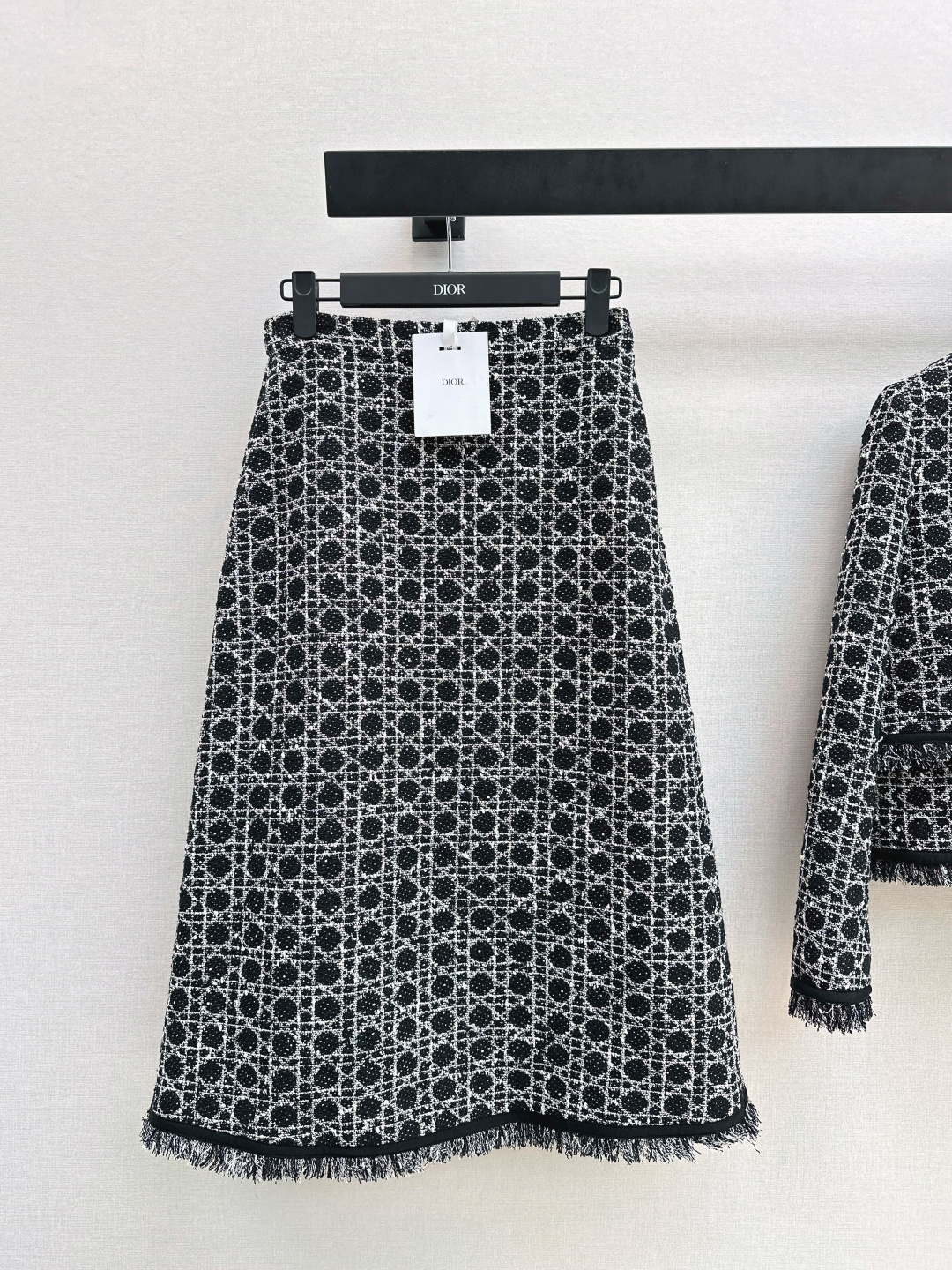 NO:693866,CD 26Ss - the latest Miss D cannage plaid classic long skirt in early spring. A must-have item for white and rich beauty. Original custom hand-plucked fringe edge technology + development of custom three-dimensional woven tweed fabric. Age-reducing temperament. Classic high-waisted A-line version makes the upper body slim and tall. Versatile and not picky. High-end black and white French elegance. One color ready for sale sml,,skirts,19860909CD 26Ss———早春最新款Miss D戴妃藤格纹经典长半裙 白富美必入单品 原版定制手工拔毛流苏边工艺+开发定制立体编织粗花呢面料 减龄气质经典高腰A字版型上身显瘦又高挑 百搭不挑人高级黑白调法式优雅气质 一色现货发售sml,,skirts,,Women's clothing