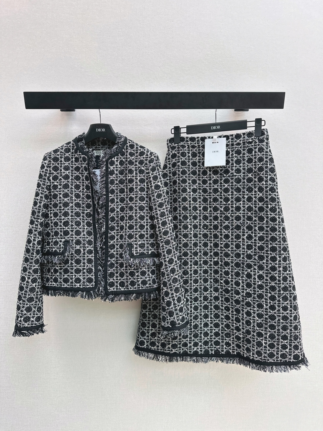 NO:693858,CD 26Ss————Early spring’s latest Miss D cannage pattern round neck furry fringe small jacket. Original custom hand-plucked fringe edge technology + developed custom three-dimensional woven tweed fabric. Three-dimensional and wide. Age-reducing temperament. Classic H-shaped upper body makes the body slim and tall. Versatile and not picky. High-end black and white tones French elegance. One color ready for sale sml,,jackets & coats,19860909CD 26Ss————早春最新款Miss D戴妃藤格纹圆领毛须边小外套 原版定制手工拔毛流苏边工艺+开发定制立体编织粗花呢面料立体挺阔 减龄气质经典H版型上身显瘦又高挑 百搭不挑人高级黑白调法式优雅气质 一色现货发售sml,,jackets & coats,,Women's clothing