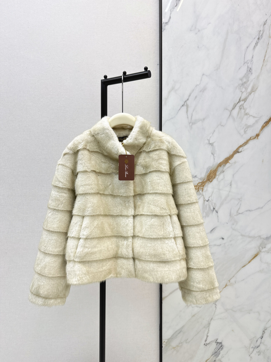 NO:693847,Bonus points for warmth LP 25Ss - the latest eco-friendly mink fur stand-up collar jacket in autumn and winter with H profile design. Fashionable and casual style. The loose silhouette is easy to show off the body. The visual sense is very rich, simple and elegant. It has a very high-end visual sense. Three colors and two sizes of sm. Ready for sale (M size bust, length 52), loro piana, jackets & coats,19860909温暖加分 LP 25Ss———秋冬最新款环保水貂毛立领外套H廓形设计 时髦休闲风 廓而有度的松量版型 轻松显高藏肉 视觉感很丰富 简约大方 一整很高级的即视感 三色sm两个码 现货发售（M码胸围 衣长52）,,loro piana,jackets & coats,,Women's clothing