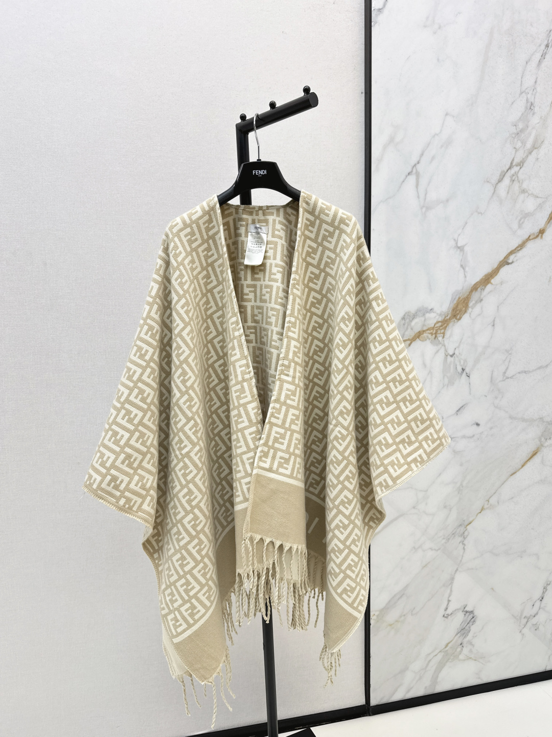 NO:694751,Exclusive first release of FD 25Ss - the latest classic double F patterned wool shawl and large scarf cloak in autumn and winter. Original custom-made craftsmanship. Hand-made piping and beard crafts. Irregular drape is handsome and modern. Advanced color matching double weave pattern. Low-key luxury creates British retro style. Imported wool is fine, comfortable and warm. Original tailoring is perfect. The upper body is extremely elegant and casual and high-end. One color, one size fits all,,shawls,19860909独家首发 FD 25Ss————秋冬最新款经典双F 图案羊毛披肩大围巾斗篷原版定制工艺 纯手工滚边流须工艺 不规则垂坠感帅气摩登 高级配色双织图案 低调奢华打造英伦复古风尚 进口羊毛细腻舒适又保暖 原版剪裁版型完美 上身极致优雅的随性高级感 一色均码,,shawls,,Women's clothing