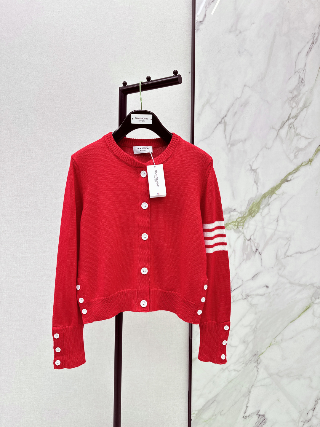 NO:694746,Age-reducing college-style outfit TB 26Ss - the latest age-reducing short cardigan with fun dog woven pattern in early spring. 100% wool content yarn. Customized three-color webbing splicing and shell buttons. Short, portable version. The upper body is very age-reducing. One color ready for sale sml,,19860909减龄学院风穿搭 TB 26Ss————早春最新款减龄趣味狗狗提织图案短款开衫百分百羊毛含量纱线 定制的三色织带拼接和贝壳纽扣 短款随身版型 上身很减龄哦 一色现货发售sml,,,Women's clothing