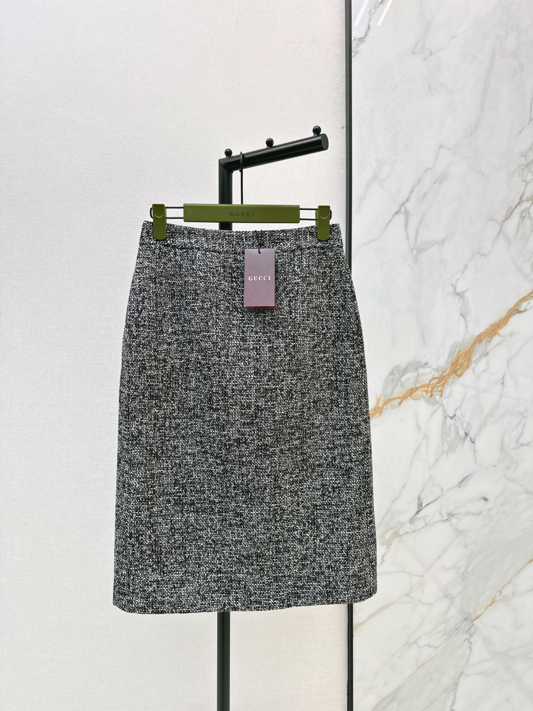 NO:694732,Gu 26Ss——————The latest high-end floral gray wool suit jacket + skirt in early spring. Imported wool wool material. Stiff and stylish. The black and white blended texture has a retro texture. The black edge contrasting design adds a cool feeling. The whole set is neat and elegant. It can easily match the atmosphere of high-end commuting and daily outings. Suitable for different occasions. Developed in one color. Ready for sale smlxl,,skirts,jackets & coats,jackets & coats,19860909Gu 26Ss—————早春最新款高级花灰毛呢套装夹克外套+半裙 进口羊毛毛呢材质 挺括有型 黑白混纺纹理自带复古质感 黑边撞色设计增添酷飒感 整套穿利落又大气 轻松拿捏高阶通勤与日常出街的氛围感 适配不同场合穿搭 一色分开发 现货发售smlxl,,skirts,jackets & coats,jackets & coats,,Women's clothing