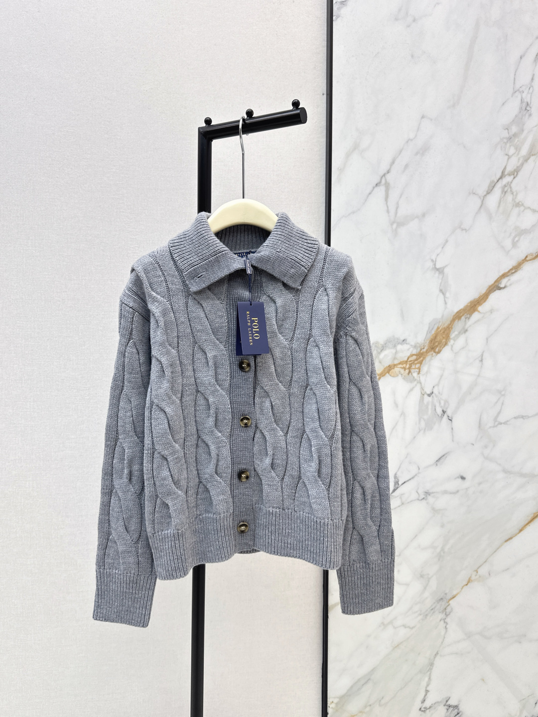 NO:694717,Old money and fashionable RL 26Ss————The latest minimalist style twisted rope cardigan in early spring. It has a sense of fashionable old money. It can be controlled by any figure. It is super versatile and can be worn alone or layered. The version is relatively basic and can be worn by small people. Wool blended yarn feels soft and comfortable. Two colors are available in stock sml,,19860909老钱时髦 RL 26Ss————早春最新款极简风设计感扭绳开衫 一整个时髦老钱的即视感 任何身材都可以驾驭 超级百搭 单穿叠穿都OK 版型比较基础 小个子也放心入 羊毛混纺纱线 手感软糯舒适 两色现货发售sml,,,Women's clothing