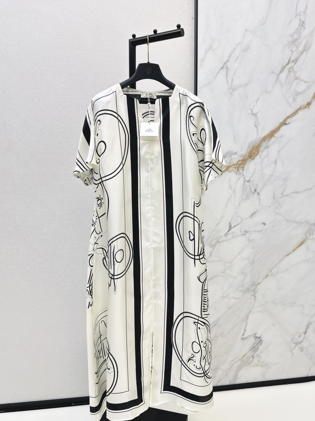 NO:694712,Her 26Ss————The latest style of kaftan slit dress in early spring is made of 100% twill silk fabric. A must-have and versatile item for Bai Fumei. Full positioning printing. Temperament V-neck loose version design concept is simple and elegant. Casually tied with a belt, the upper body is super slim. One color ready for sale smlxl,,skirts,real silk,19860909Her 26Ss————早春最新款卡夫坦开叉连衣裙百分百斜纹绸真丝面料 白富美必备百搭单品 全定位印花 气质V领宽松版型设计理念简约大气 随性系上腰带上身超显瘦 一色现货发售smlxl,,skirts,real silk,,Women's clothing