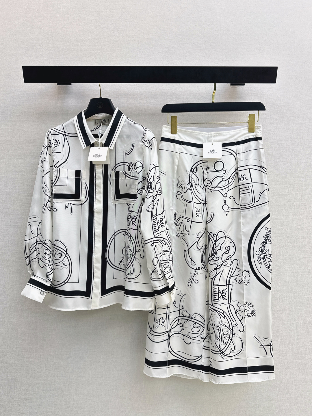 NO:694702,Her 26Ss————The latest model in early spring, Ex-Libris a Main Levee printed silk shirt, silk twill, has a great texture. The lapels are loose and casual, and the style is casual and generous. The color matching and full-position printing are super high-end. The shape is not picky and the upper body is super slim. Recommended to match. One color ready for sale smlxl,, shirts, real silk,19860909Her 26Ss————早春最新款系Ex-Libris a Main Levee印花真丝衬衫真丝斜纹绸质感超赞 气质翻领宽松版型随性大方 绝美配色全定位印花超高级.版型不挑人上身超显瘦 推荐一套搭配 一色现货发售smlxl,,shirts,real silk,,Women's clothing