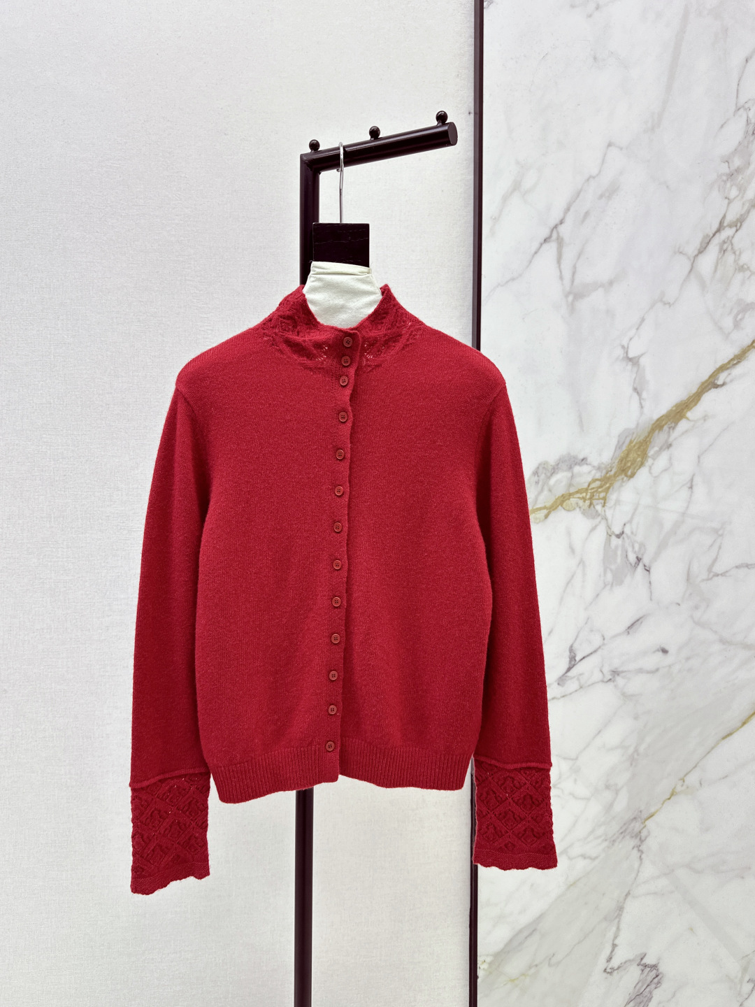 NO:694721,Ch～E 26Ss————The latest high-neck cardigan with lace sleeves and splicing technology for early spring. A must-have for daily use. Easy to wear and match. Made of wool knitted yarn. The fluffy texture is very soft, waxy and comfortable. The splicing technology of the sleeves is bright but not too eye-catching. Available in three colors. sml,,19860909Ch～E 26Ss————早春最新款花边袖子拼接工艺高领开衫 日常必备款 各种好穿好搭配 采用羊毛针织纱线面料 蓬松质感十分软糯贴身舒适 袖子拼接工艺有亮点又不过分吸睛 三色现货发售sml,,,Women's clothing