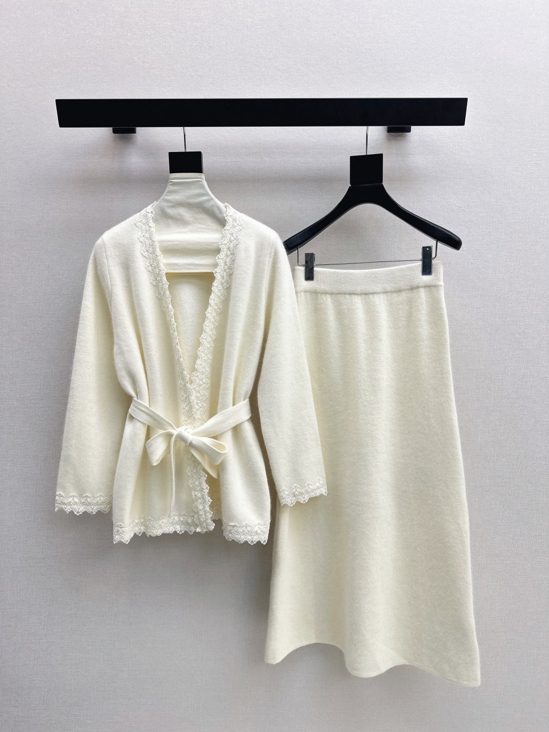 NO:694699,Exclusively launched by C Home 26Ss - the latest lazy style wool suit in early spring with lace splicing cardigan + elastic waist skirt. 100% worsted wool fabric. Simple and elegant lazy style. Durable. Warmth and appearance are both online. The most practical and versatile boutique. Autumn and winter base layering for daily high-end!  !  Super stretchy and not flattering on your figure. Comes in one set. Two colors available for sale. SML, chanel, skirts,19860909独家首发 C家 26Ss———早春最新款慵懒风羊毛套装蕾丝花边拼接开衫+松紧腰半裙 百分百精纺羊毛面料 简约大气慵懒版型 经久耐穿 保暖度和颜值却都在线～～最实穿百搭的精品 秋冬打底叠穿日常高级！！超大弹力不挑身材 一套出 两色现货发售sml,,chanel,skirts,,Women's clothing