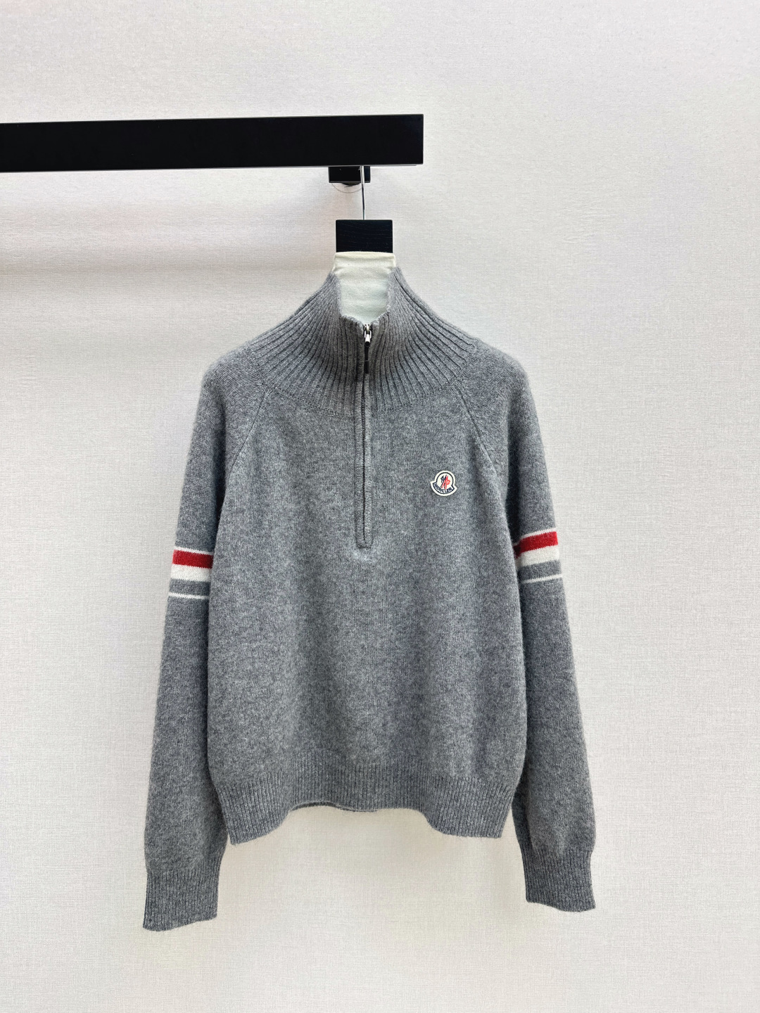 NO:694733,Exclusive launch of MC 26Ss - the latest versatile half-cardigan sweater in early spring, a must-have item for inner wear in winter, the upper body is lazy and fashionable, it is age-reducing and fashionable, and the upper body is lazy and fashionable, super good-looking. Two colors are available for sale sml,,sweaters,19860909独家首发 MC 26Ss———早春最新款百搭半开襟毛衣冬天的内搭神器早秋必备单品 上身慵懒时髦感拉满 减龄又时髦 上身慵懒时髦超好看 两色现货发售sml,,sweaters,,Women's clothing