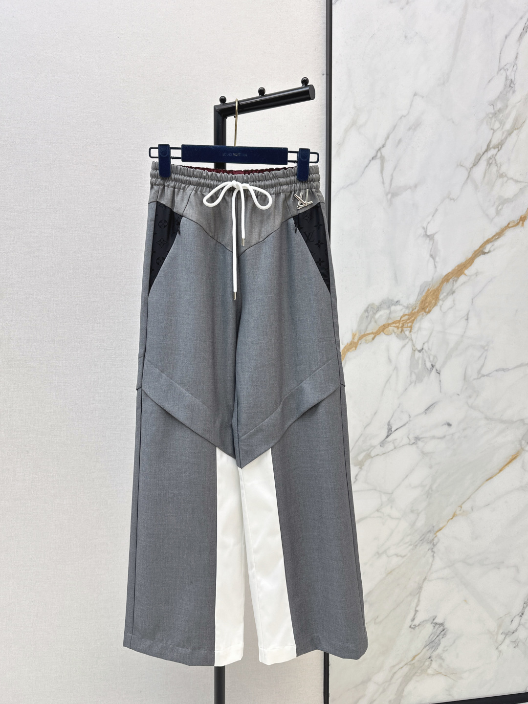 NO:695186,L's 26Ss - the latest splicing design suit for early spring, hooded color-blocked zipper jacket + trousers. Imported material texture, smooth and stylish, full of street style. Gray main tone with burgundy, black and white contrasting splicing. The geometric cut design is full of sense. The high waistline also shows the length of the legs. The drawstring and metal logo details are exquisite. The fabric is draped and comfortable. It is very cool and stylish when worn in one set. It is easy to grasp the high street fashion style.  Logo and color block splicing fake two pieces for a layered feel. Suitable for multiple occasions of leisure travel. One color ready for sale. SML, Louis Vuitton, jackets & coats, hats,19860909L家 26Ss————早春最新款拼接设计套装连帽拼色拉链外套+长裤 进口材质质感光泽 垂顺有型 街头腔调十足 灰色主调搭配酒红黑白撞色拼接 几何切割的设计感拉满 高腰线还显腿长 抽绳和金属logo细节尽显精致 面料垂顺又舒适 一套穿酷飒感十足 轻松拿捏高街时尚范儿 徽标和色块拼接假两件的叠穿感 适配休闲出游多重场合 一色现货发售sml,,louis vuitton,jackets & coats,hats,,Women's clothing