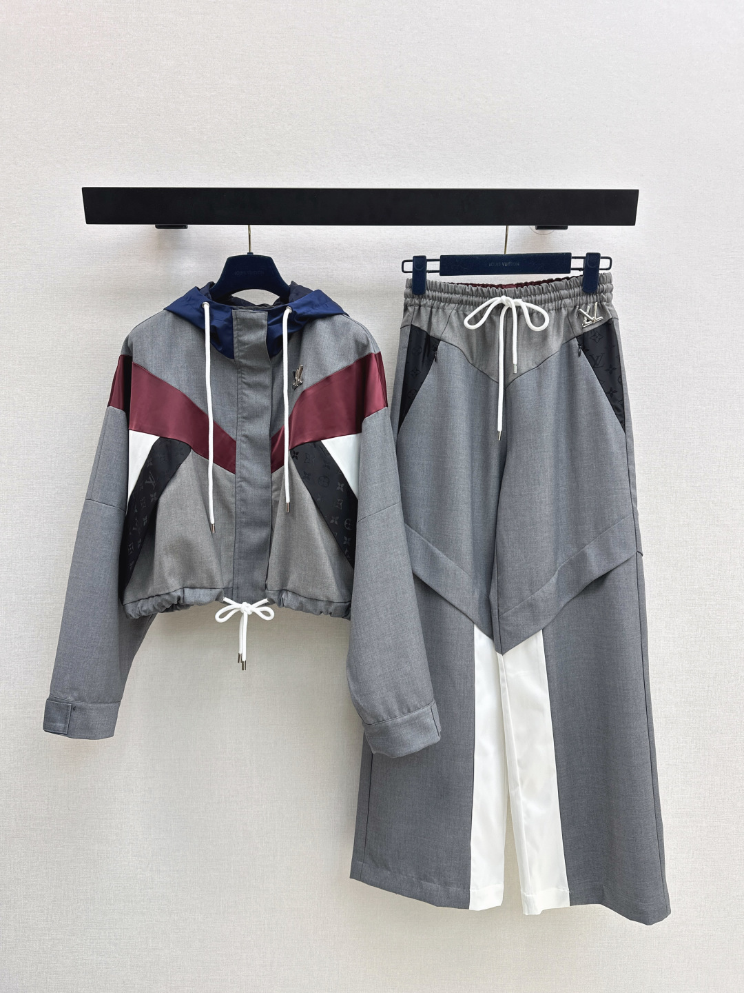 NO:695180,L's 26Ss - the latest splicing design suit for early spring, hooded color-blocked zipper jacket + trousers. Imported material texture, smooth and stylish, full of street style. Gray main tone with burgundy, black and white contrasting splicing. The geometric cut design is full of sense. The high waistline also shows the length of the legs. The drawstring and metal logo details are exquisite. The fabric is draped and comfortable. It is very cool and stylish when worn in one set. It is easy to grasp the high street fashion style.  The logo and color blocks are stitched together to give a sense of layering. It is suitable for multiple occasions of leisure travel. One color is available for sale in sml. Outside, Louis Vuitton, jackets & coats, hats,19860909L家 26Ss————早春最新款拼接设计套装连帽拼色拉链外套+长裤 进口材质质感光泽 垂顺有型 街头腔调十足 灰色主调搭配酒红黑白撞色拼接 几何切割的设计感拉满 高腰线还显腿长 抽绳和金属logo细节尽显精致 面料垂顺又舒适 一套穿酷飒感十足 轻松拿捏高街时尚范儿 徽标和色块拼接假两件的叠穿感 适配休闲出游多重场合 一色现货发售sml 外,,louis vuitton,jackets & coats,hats,,Women's clothing