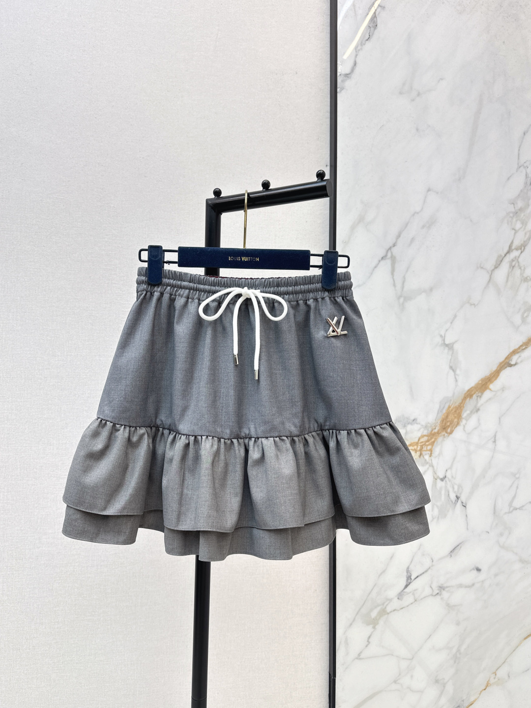 NO:695170,L Family 26Ss————Early spring’s latest color-blocked fishtail splicing elastic waist skirt, imported material texture and luster, smooth and stylish, dark gray main tone is simple and advanced, double-layer ruffle skirt adds a girly feel, drawstring waistband with metal LV logo details, the fabric is crisp and draped, cute and flexible, complete set of fashionable outfits, suitable for multiple occasions of leisure travel, one color ready for sale sml,, louis vuitton, louis  vuitton,skirts,19860909L家 26Ss————早春最新款拼色鱼尾拼接松紧腰半裙进口材质质感光泽 垂顺有型 深灰主调简约高级 双层荷叶边裙摆增添少女感 抽绳腰头搭配金属LV标识细节感拉满 面料挺括又垂顺 可爱不失灵活性 成套穿搭时尚度拉满 适配休闲出游多重场合 一色现货发售sml,,louis vuitton,louis vuitton,skirts,,Women's clothing