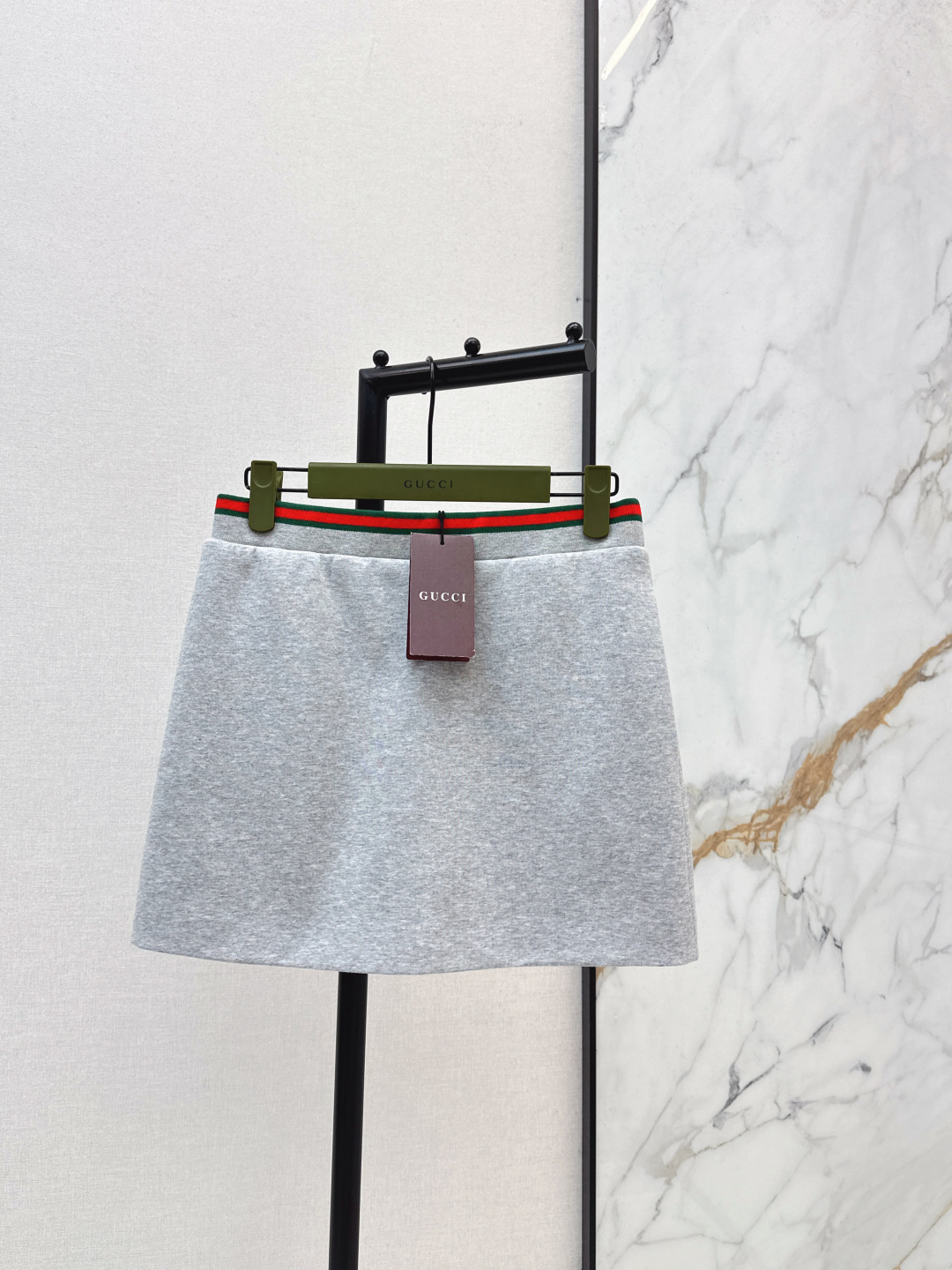 NO:695166,Gu 26Ss - the latest high-end gray suit New Year's ribbon cardigan + skirt for autumn and winter New Year's Eve series Customized cotton material, soft and skin-friendly, comfortable to wear. The main tone of light gray is simple and high-end. The classic red and green ribbon embellishes the hem and waist, instantly brightening the overall look. One set is matched with the upper body to raise the waistline to show the proportions. The soft and waxy cotton fabric is skin-friendly and comfortable. One set is lazy and casual. Wear it separately to unlock a variety of styles.  The outfits are fashionable and trendy. Available in separate colors. Ready for sale: smlxl, skirts,19860909Gu 26Ss————秋冬最新款高级灰套装贺岁织带开衫+半裙 新年贺岁系列 定制全棉材质 柔软亲肤 穿搭舒适 浅灰主调简约又高级 经典的红绿织带点缀衣摆和腰头 瞬间点亮整体造型 一套搭配上身拉高腰线超显比例 软糯的全棉面料亲肤又舒适 一套穿慵懒随性 分开搭也能解锁多种穿搭风格 穿搭洋气时髦一色分开发 现货发售smlxl,,skirts,,Women's clothing