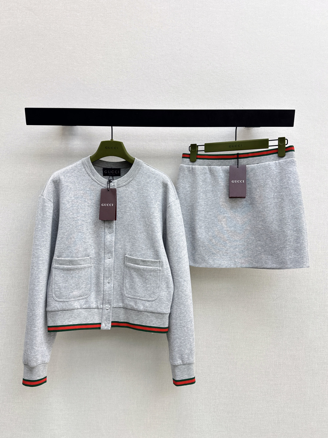 NO:695161,Gu 26Ss - the latest high-end gray suit New Year's ribbon cardigan + skirt for autumn and winter New Year's Eve series Customized cotton material, soft and skin-friendly, comfortable to wear. The main tone of light gray is simple and high-end. The classic red and green ribbon embellishes the hem and waist, instantly brightening the overall look. One set is matched with the upper body to raise the waistline to show the proportions. The soft and waxy cotton fabric is skin-friendly and comfortable. One set is lazy and casual. Wear it separately to unlock a variety of styles.  Wear western style and fashionable styles in one color. Available in stock, smlxl,,skirts,19860909Gu 26Ss————秋冬最新款高级灰套装贺岁织带开衫+半裙 新年贺岁系列 定制全棉材质 柔软亲肤 穿搭舒适 浅灰主调简约又高级 经典的红绿织带点缀衣摆和腰头 瞬间点亮整体造型 一套搭配上身拉高腰线超显比例 软糯的全棉面料亲肤又舒适 一套穿慵懒随性 分开搭也能解锁多种穿搭风格 穿搭洋气时髦一色分开发 现货发售smlxl 开,,skirts,,Women's clothing