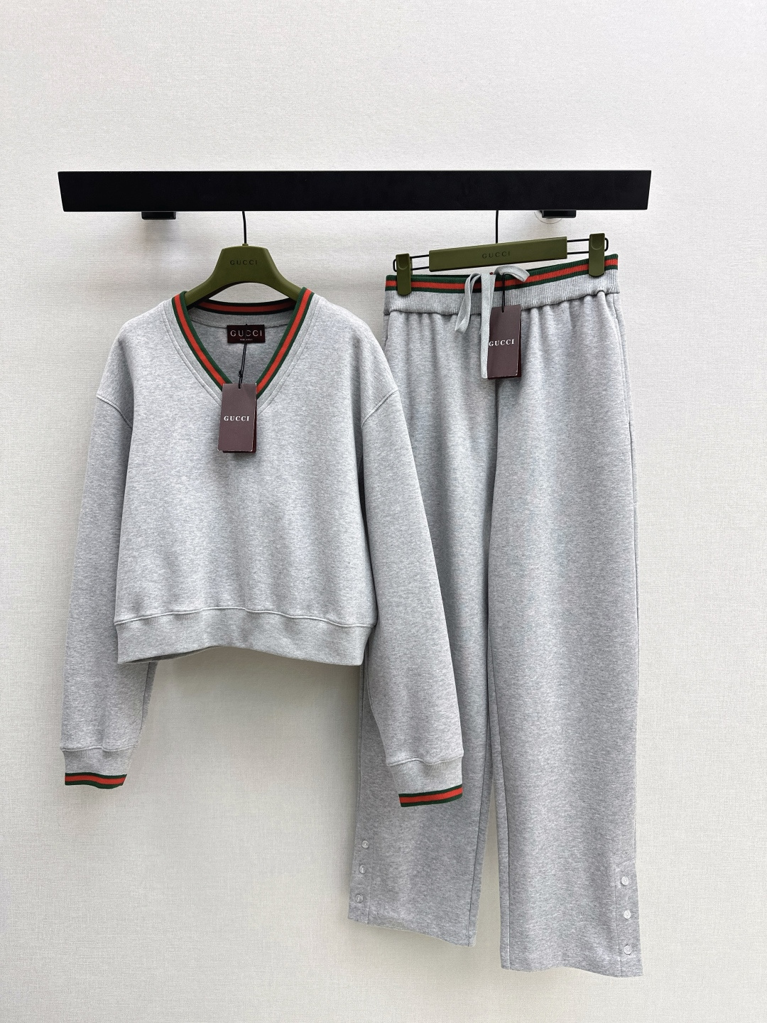 NO:695203,Gu 26Ss - the latest early spring high-end gray casual suit New Year's pullover sweatshirt + trousers. Twill cotton material, soft and skin-friendly, comfortable to wear. The gray casual suit is lazy and easy to handle. The light gray main tone is simple and versatile. The classic red and green webbing embellishment instantly enhances the recognition. One set is matched to raise the waistline and hide the flesh. The soft and waxy terry cotton fabric is skin-friendly and comfortable, and the other set is casual and luxurious. It is perfect for daily outings or home leisure.  Fashion Guide for Daily Casual Wearing One Color Separately Available Now Available smlxl hoodie, hoodie, sweatshirts,19860909Gu 26Ss————早春最新款高级灰色系休闲套装贺岁套头卫衣+长裤 斜纹全棉材质 柔软亲肤穿搭舒适 灰色休闲套装慵懒拿捏 浅灰主调简约又百搭 经典红绿织带点缀 瞬间提升辨识度 一套搭配拉高腰线还藏肉 软糯的毛圈棉质面料亲肤又舒适,一套穿随性又贵气 日常出街或居家休闲都超适合 日常休闲穿搭时尚指南 一色分开发 现货发售smlxl 卫,,hoodie,sweatshirts,,Women's clothing