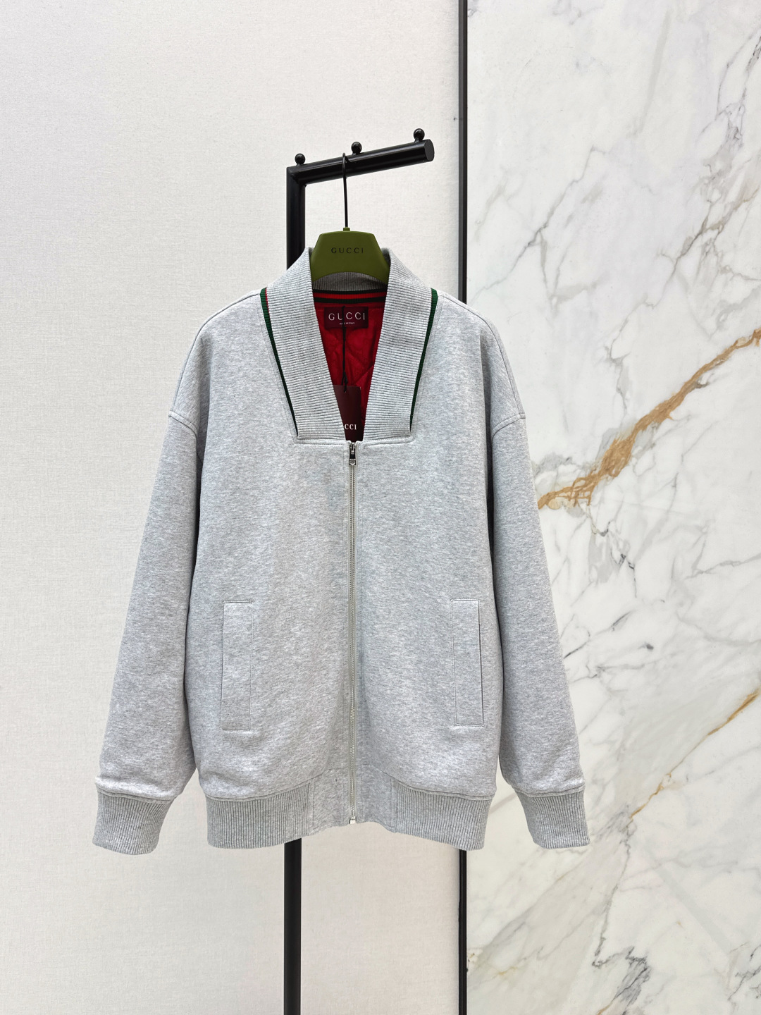 NO:695198,Gu 26Ss - the latest New Year zipper cotton jacket in early spring made of twill cotton. The texture is high-end, crisp and stylish. The interior is treated with rhombus cotton. It has good thermal insulation performance. The light gray main tone is simple and advanced. The contrasting color of the burgundy lining at the neckline adds a retro accent. The soft and waxy fabric is skin-friendly and comfortable. The loose version is tolerant to the body. Whether worn with a T-shirt or alone, it can give off a casual and elegant atmosphere.  Stacking in autumn and winter makes you warmer and more fashionable. One color ready for sale: smlxl, jackets & coats, tees, t-shirts,19860909Gu 26Ss———早春最新款贺岁拉链棉服外套斜纹全棉材质 质感高级挺括有型 内里以菱格衔棉处理 保暖性能很好 浅灰主调简约高级 领口处的酒红内衬撞色超点睛 增添复古腔调 软糯的面料亲肤又舒适 宽松版型对身材包容性拉满 不管是内搭T恤还是单穿 都能穿出随性又贵气的氛围感 秋冬叠穿更保暖时尚 一色现货发售smlxl,,jackets & coats,tees，t-shirt,,Women's clothing