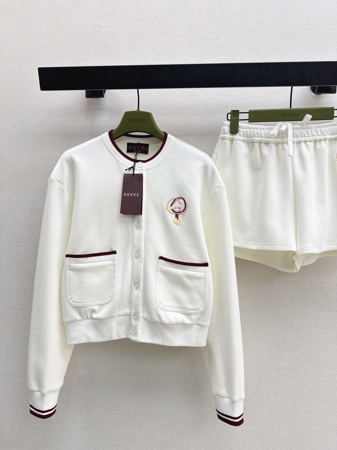 NO:695196,Gu 26Ss————The latest early spring Lunar New Year series suit cardigan jacket + shorts. Twill cotton material, soft and skin-friendly, comfortable to wear. The main tone is milky white with brick red contrasting edges. Exquisite horsebit embroidery embellishes the body. One set can easily raise the waistline. The soft and waxy fabric is skin-friendly and comfortable. One set is lazy and luxurious. Separate wear can also unlock different dressing ideas. Wear a simple and high-end sense. One set.  One color ready for sale smlxl,,shorts,jackets & coats,19860909Gu 26Ss————早春最新款贺岁系列套装开衫外套+短裤 斜纹全棉材质 柔软亲肤穿搭舒适 奶白主调搭配砖红色撞色包边 精致的马衔扣刺绣点缀衣身 一套搭配还能轻松拉高腰线 软糯的面料亲肤又舒适 一套穿慵懒又贵气 分开搭也能解锁不同穿搭思路 穿出简约高级感 一套出 一色现货发售smlxl,,shorts,jackets & coats,,Women's clothing