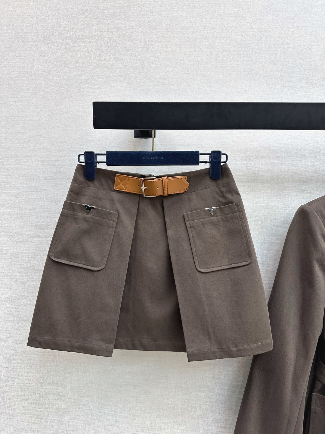 NO:695190,L's 26Ss - the latest handsome suit for early spring. Lapel suit + belted pleated skirt. Imported twill cotton material with high quality. Double row of front buttons and high-waisted cloth perforated belt to create an elegant figure with a straight and narrow waist. Lined with jacquard dark pattern of four-leaf clover letter logo. The details are low-key and luxurious. The metal four-leaf clover in the pocket echoes the belt of the top. Maillard Western style is both sweet and handsome. Shows superb body proportions and highlights elegant temperament.  Daily travel production tool. First choice for formal occasions. Developed separately in one color. Ready for sale. SML, louis vuitton, skirts, business suit,19860909L家 26Ss————早春最新款帅气套装 翻领西装+腰带压褶半裙 进口斜纹全棉材质质感上乘 双排前襟纽扣搭配高腰本布穿孔腰带 打造挺拔窄腰的优雅气质身段 内衬满铺四叶草字母徽标提花暗纹 细节低调奢华 口袋金属四叶草与上衣腰带呼应 美拉德西部风甜辣与帅气兼备 展现超绝身材比例 突出典雅气质 日常旅行出片神器 出席正式场合首选 一色分开发 现货发售sml,,louis vuitton,skirts,business suit,,Women's clothing