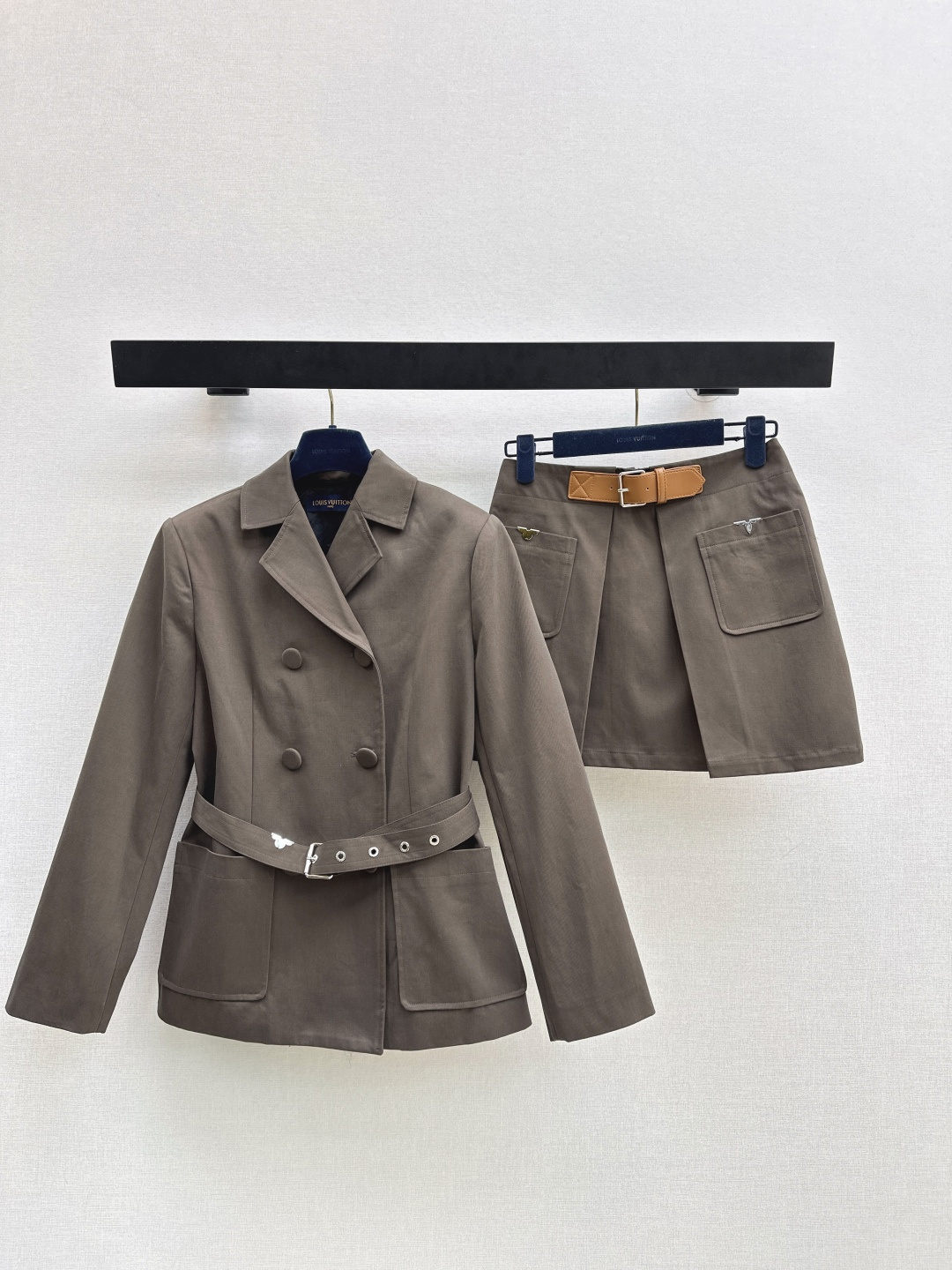 NO:695184,L's 26Ss - the latest handsome suit for early spring. Lapel suit + belted pleated skirt. Imported twill cotton material with high quality. Double row of front buttons and high-waisted cloth perforated belt to create an elegant figure with a straight and narrow waist. Lined with jacquard dark pattern of four-leaf clover letter logo. The details are low-key and luxurious. The metal four-leaf clover in the pocket echoes the belt of the top. Maillard Western style is both sweet and handsome. Shows superb body proportions and highlights elegant temperament.  Daily travel tool, first choice for formal occasions. Developed separately in one color. Ready for sale in sml. Outside, Louis Vuitton, skirts, business suit,19860909L家 26Ss————早春最新款帅气套装 翻领西装+腰带压褶半裙 进口斜纹全棉材质质感上乘 双排前襟纽扣搭配高腰本布穿孔腰带 打造挺拔窄腰的优雅气质身段 内衬满铺四叶草字母徽标提花暗纹 细节低调奢华 口袋金属四叶草与上衣腰带呼应 美拉德西部风甜辣与帅气兼备 展现超绝身材比例 突出典雅气质 日常旅行出片神器 出席正式场合首选 一色分开发 现货发售sml 外,,louis vuitton,skirts,business suit,,Women's clothing