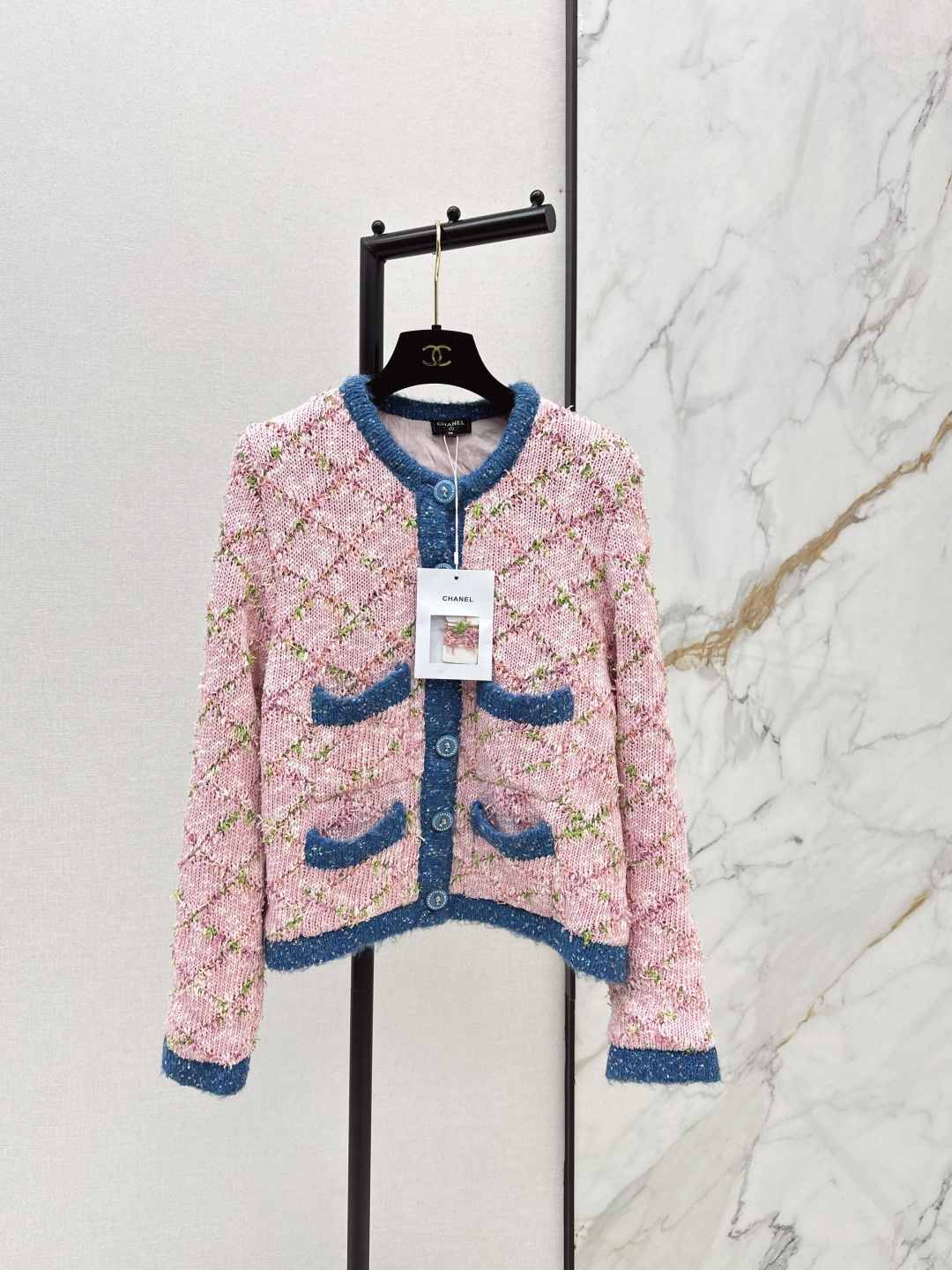 NO:695174,C Home 26Ss————The latest coco girl outfit in early spring, rhombus cherry blossom pink knitted cardigan, classic four-pocket contrasting edge design, cashmere yarn weaving, comfortable to wear, soft and delicate, round neck knitted cardigan tailoring, ready-to-wear fine and dense texture crochet, four-color wavy stripe collision, regular fit top to accommodate the body shape, improve proportions, show temperament, retro style, the upper body adds elegance, shows exquisite foreign style, suitable for dating and commuting  One color spot sale sml,,chanel,19860909C家 26Ss————早春最新款coco女孩穿搭菱格樱花粉针织开衫经典四口袋撞色边设计 羊绒纱线织造 穿搭舒适 柔软细腻 圆领针织开衫剪裁 成衣细腻密实肌理钩织 四色波浪条纹碰撞 常规版型上衣包容身形 改善比例 展现气质复古风格 上身增添优雅气息 精致洋气感尽显 约会通勤都适配 一色现货发售sml,,chanel,,Women's clothing