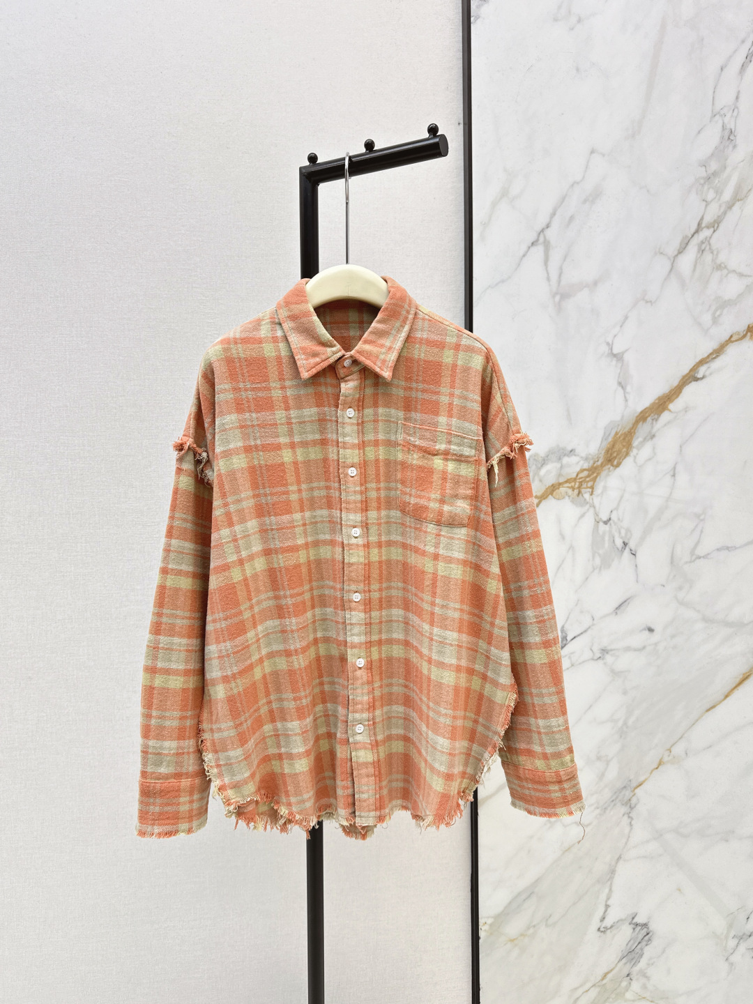 NO:695163,R13 26Ss————Early spring’s latest vintage plaid raw edge shirt made of twill cotton material. Comfortable, soft, breathable and easy to wear. Washed and distressed retro shirt. The warm orange-brown plaid brings a lazy atmosphere in autumn and winter. The raw edge hole design adds a cool street feel. The loose version is not flattering and can be layered at will. It is very stylish when worn alone or under the inner layer. It is a perfect atmosphere artifact for autumn and winter wear ~ the dropped shoulder version highlights the looseness.  Irregular design presents a casual and free wearing style. One color ready for sale sml,,19860909R13 26Ss————早春最新款复古格纹毛边衬衣斜纹全棉材质 舒适柔软透气好穿 水洗做旧复古衬衣 暖调橘棕格纹自带秋冬慵懒气息 毛边破洞设计增添酷飒街头感 宽松版型不挑身材还能随意叠穿 单穿内搭都超有腔调 妥妥的秋冬穿搭氛围感神器～落肩版型凸显松弛 不规则设计呈现随性自由的穿搭风格 一色现货发售sml,,,Women's clothing