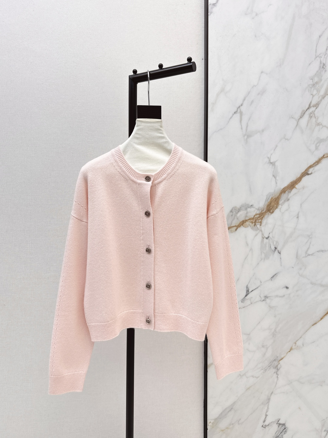 NO:695160,High-end outfit Her 26Ss - the latest cashmere knitted cardigan jacket with hollow dark pattern gold coin buttons for early spring. The 100% cashmere yarn has a delicate and soft feel. It is incomparable. Positioned hollow jacquard craftsmanship. The dark pattern is low-key and luxurious. The round neck is elegant and fashionable. The classic version is slim and versatile. Highly recommended. Two colors available for sale sml,, jackets & coats,19860909高级感穿搭 Her 26Ss———早春最新款镂空暗纹金币扣羊绒针织开衫外套百分百羊绒纱线细腻软糯的手感无敌赞 定位镂空提花工艺 暗纹图案低调奢华 气质圆领优雅又时髦 经典版型不挑人上身显瘦又百搭 强烈推荐必入单品 两色现货发售sml,,jackets & coats,,Women's clothing