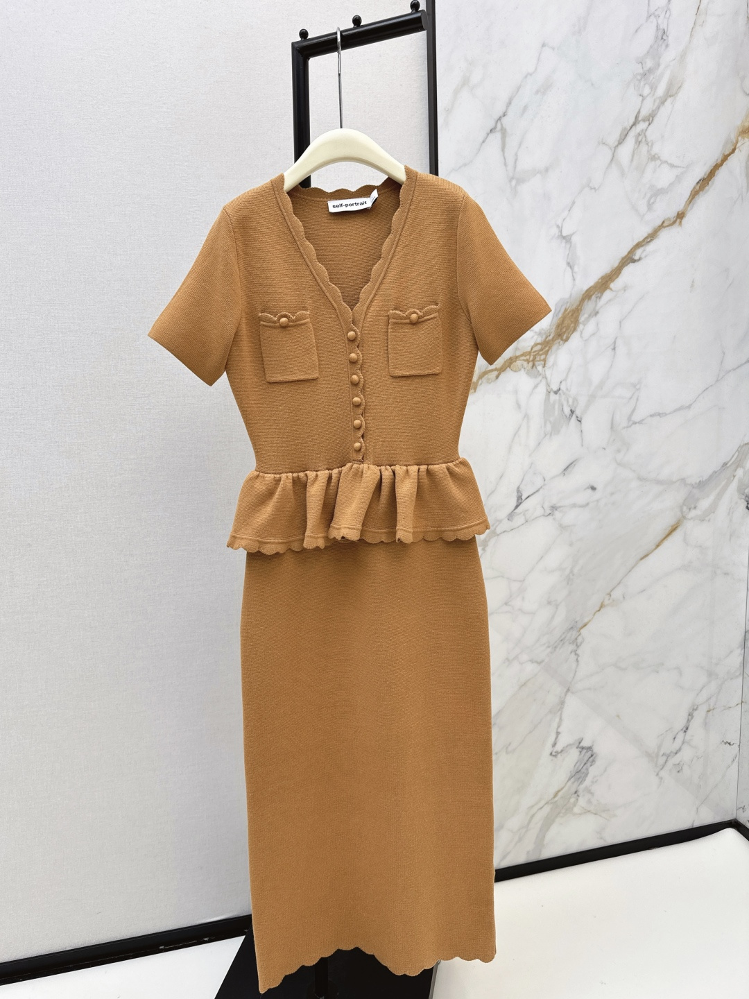 NO:695156,340S 26Ss————The latest French style ruffled V-neck knitted dress in early spring is gentle and elegant. French romance + luxury and sophistication. The knitted fabric is soft and skin-friendly. The V-neck + ruffle design is gentle to the heart. It modifies the neck line perfectly. Whoever wears it will be a gentle sister. It has the atmosphere of a French movie heroine when it is worn on the street. It has just the right balance between high-end and daily sense. It is outstanding when worn alone in spring with a small coat.  One color ready for sale sml,,skirts,jackets & coats,19860909340S 26Ss————早春最新款法式小香风荷叶边V领针织连衣裙温柔又显气质法式浪漫+高奢精致感 针织面料软乎乎还很亲肤 V领+荷叶边设计温柔到心坎里 修饰脖颈线条绝了 谁穿谁是温柔姐姐 自带走在街头都像法式电影女主角的氛围感 高级感和日常感平衡得刚刚好 春天单穿搭小外套都很出挑 一色现货发售sml,,skirts,jackets & coats,,Women's clothing