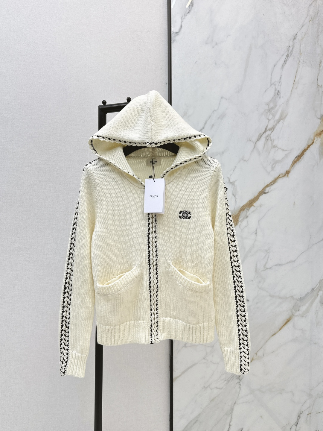 NO:695150,Ce 26Ss————Latest Autumn and Winter Arc de Triomphe Brooch Soft Glutinous Stick Stitch Wool Cardigan Made of Soft and Fluffy Wool Yarn Decorated with Handmade Crochet Arc de Triomphe Brooch It’s So Cute and Soft and Waxy It’s So Soothing The Temperament Is Suitable for Daily Red Stunning Suitable for Various Festivals to Come The Correct Thick Stick Stitch Rib Weaving Technique The Fabric Surface Is Light, Fluffy and Soft Waxy Tentacles Amazing The Fitted Short Version Is Suitable For Single Wearing And Layering  The soft girl style is easy to style. It looks great with jeans or skirts. One color is available in stock, including sml, skirts, jeans, brooch, and breastpin.19860909Ce 26Ss————秋冬最新款凯旋门胸针软糯棒针羊毛开衫松软蓬松羊毛纱线材质 饰纯手工钩花凯旋门胸章太可爱啦 软软糯糯的也太治愈了 气质适合日常红色惊艳适应接下来的各种节日了 对版的粗棒针罗纹编织工艺 织面轻盈蓬松软糯触手惊艳 合身短款版型单穿叠穿都合适 软妹风造型轻松拿捏 下面搭配牛仔裤或者半裙就很好看 一色现货发售sml,,skirts,jeans,brooch，breastpin,,Women's clothing