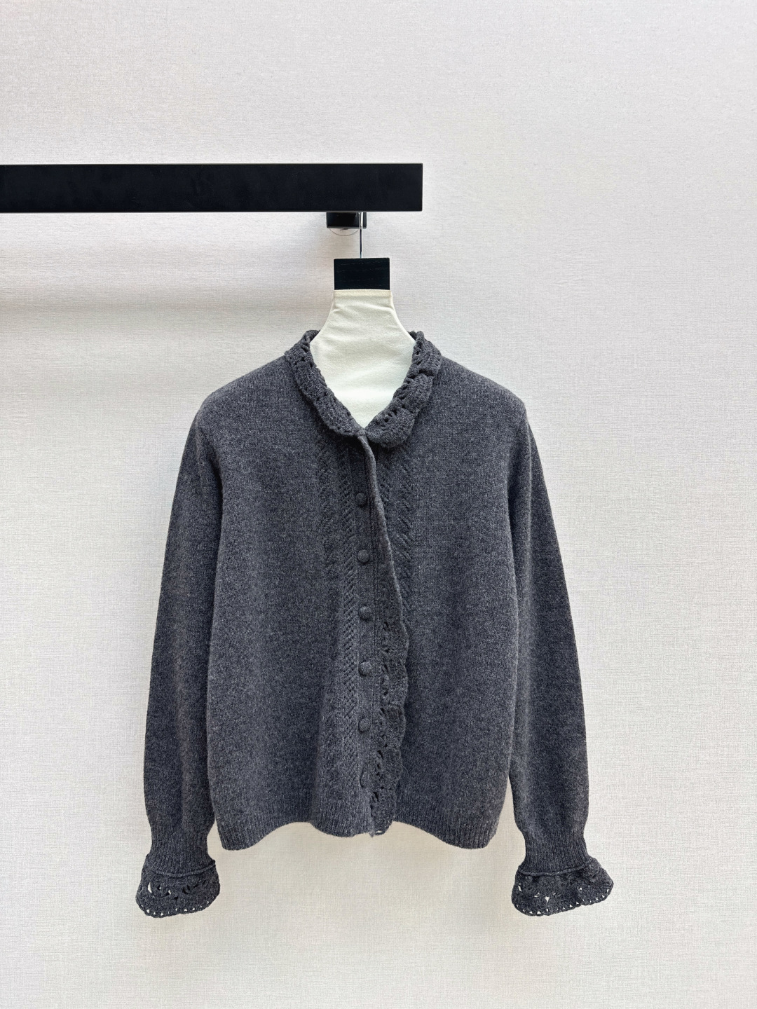 NO:695146,A must-have Es 25Ss - the latest cardigan with crocheted design for early spring. A must-have for daily use. Easy to wear and match. Made of wool knitted yarn. Very soft, slim and comfortable. The spliced ​​lace decoration is bright but not too eye-catching. Available in three colors. sml,,19860909人手必备 Es 25Ss————早春最新款拼接钩花设计开衫日常必备款 各种好穿好搭配 采用羊毛针织纱线面料 十分软糯贴身舒适 拼接蕾丝装饰 有亮点又不过分吸睛 三色现货发售sml,,,Women's clothing