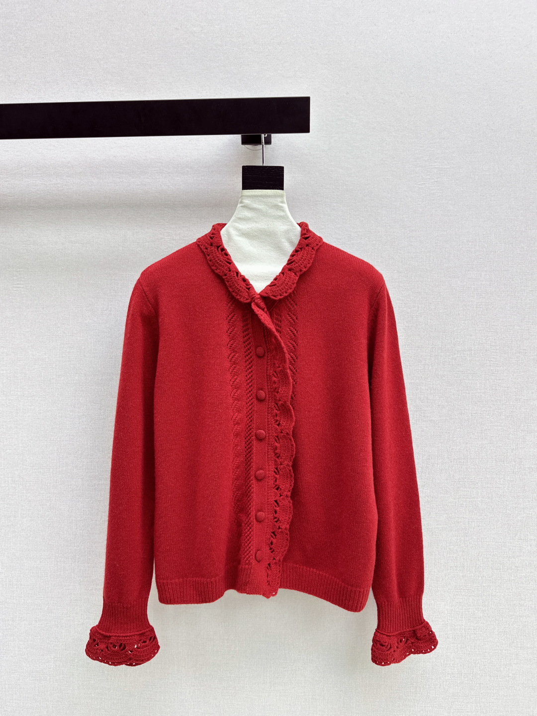 NO:695133,A must-have Es 25Ss - the latest cardigan with crocheted design for early spring. A must-have for daily use. Easy to wear and match. Made of wool knitted yarn. Very soft, slim and comfortable. The spliced ​​lace decoration is bright but not too eye-catching. Available in three colors. sml,,19860909人手必备 Es 25Ss————早春最新款拼接钩花设计开衫日常必备款 各种好穿好搭配 采用羊毛针织纱线面料 十分软糯贴身舒适 拼接蕾丝装饰 有亮点又不过分吸睛 三色现货发售sml,,,Women's clothing