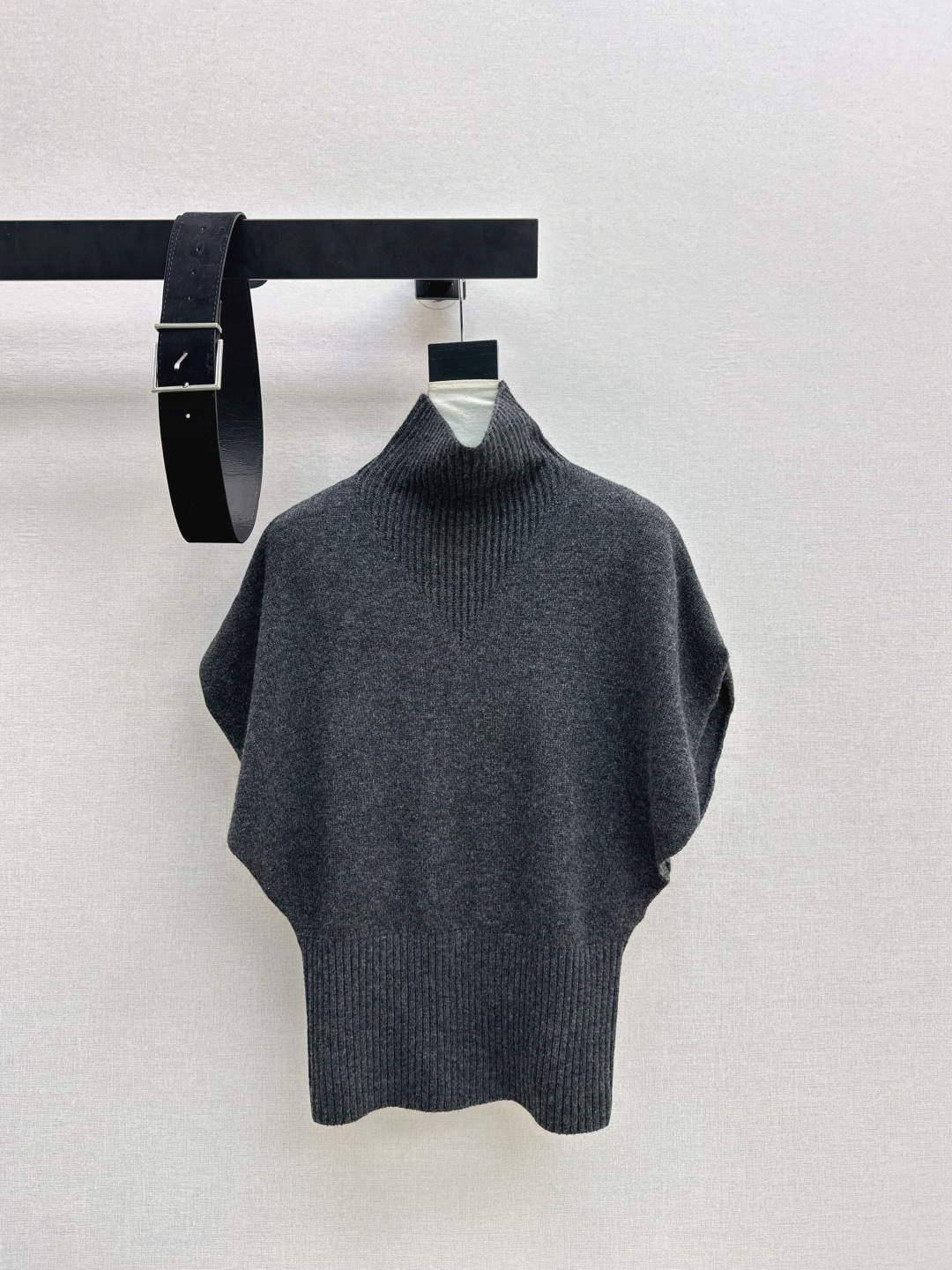 NO:695129,The god of atmosphere Bc 26Ss - the latest high-neck sleeveless wool sweater in early spring, the first choice for atmosphere. Creates warmth and happiness in autumn and winter. A must-have for fashionable looks. 100% wool yarn for extra points for warmth. Delivery belt. Three colors ready for sale. sml,,sweaters,19860909氛围感的神 Bc 26Ss———早春最新款高领无袖羊毛毛衣氛围感首选 营造秋冬温暖和幸福感 时髦造型必备 百分百羊毛纱线保暖加分 配送腰带 三色现货发售sml,,sweaters,,Women's clothing