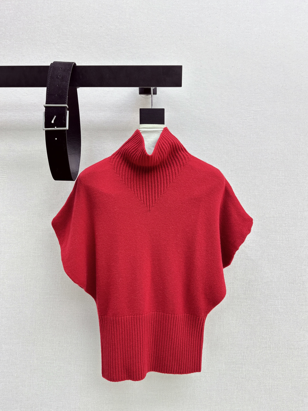 NO:695120,The god of atmosphere Bc 26Ss - the latest high-neck sleeveless wool sweater in early spring, the first choice for atmosphere. Creates warmth and happiness in autumn and winter. A must-have for fashionable looks. 100% wool yarn for extra points for warmth. Delivery belt. Three colors ready for sale. sml,,sweaters,19860909氛围感的神 Bc 26Ss———早春最新款高领无袖羊毛毛衣氛围感首选 营造秋冬温暖和幸福感 时髦造型必备 百分百羊毛纱线保暖加分 配送腰带 三色现货发售sml,,sweaters,,Women's clothing