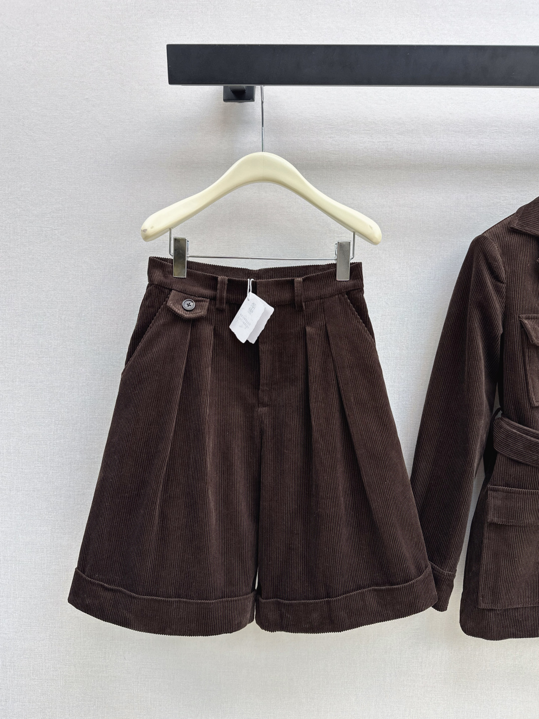 NO:695116,Bc 25Ss————The latest corduroy mid-pants in autumn and winter, high-waisted A-line version, very good at modifying the buttocks. Easily have long legs. The black color is very tolerant. It can be matched with any top. High-quality corduroy fabric has good texture. One color ready for sale sml,,19860909Bc 25Ss————秋冬最新款灯芯绒中裤高腰A字版型很好的修饰臀部 轻松拥有大长腿 黑色包容性很好 任何上衣都可以搭配 高品质灯芯绒面料 质感很好 一色现货发售sml,,,Women's clothing